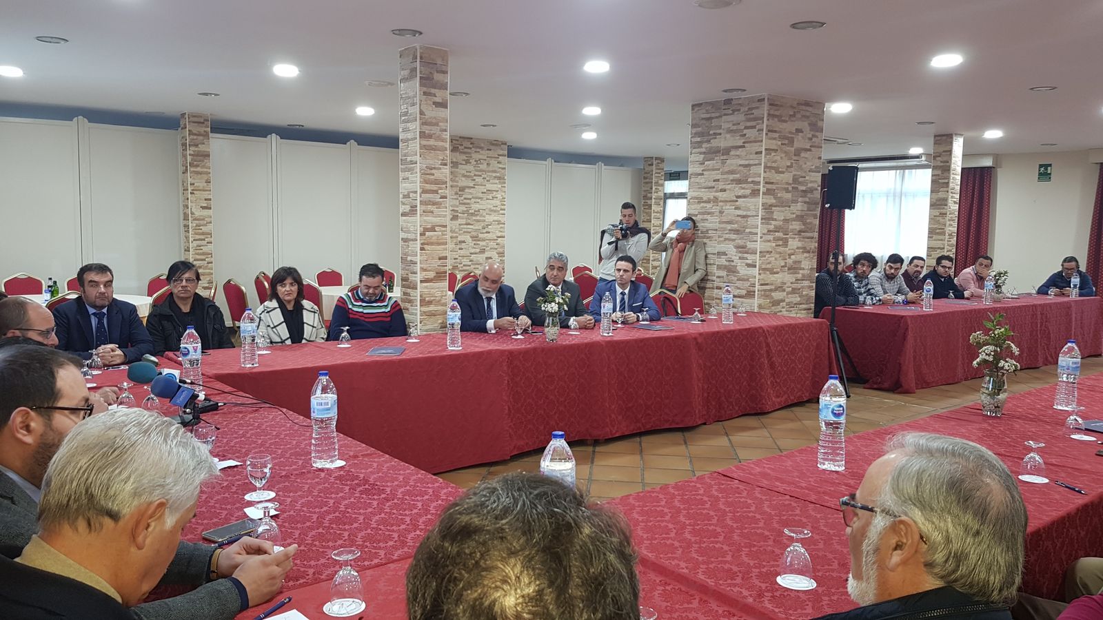 Al encuentro, celebrado en el hotel Las Dunas, han acudido conocidos empresarios de negocios de El Puerto.