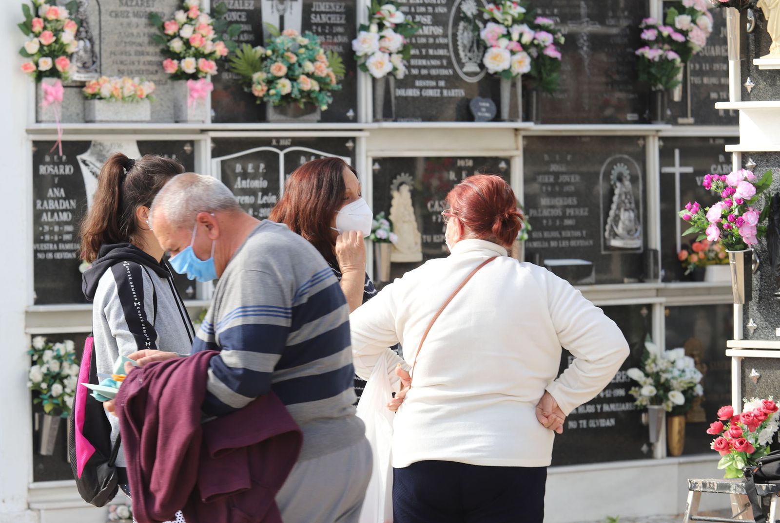 Imágenes de los preparativos en el cementerio de Huelva con motivo de la festividad de Todos los Santos