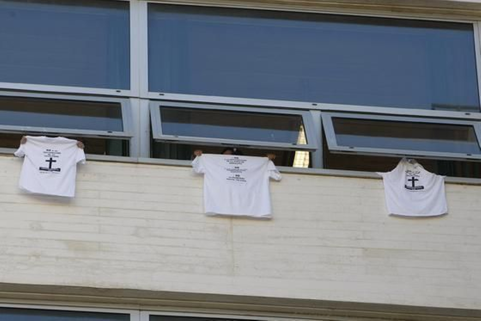 De nuevo los ex trabajadores de Delphi se han manifestado por las calles de la capital para reclamar "una vez más" que la Junta de Andalucía resuelva su problema "tras tres años" desde que se cerró la factoría de Puerto Real. Foto: Jose Braza De nuevo los ex trabajadores de Delphi se han manifestado por las calles de la capital para reclamar "una vez más" que la Junta de Andalucía resuelva su problema "tras tres años" desde que se cerró la factoría de Puerto Real.
Foto: Jose Braza