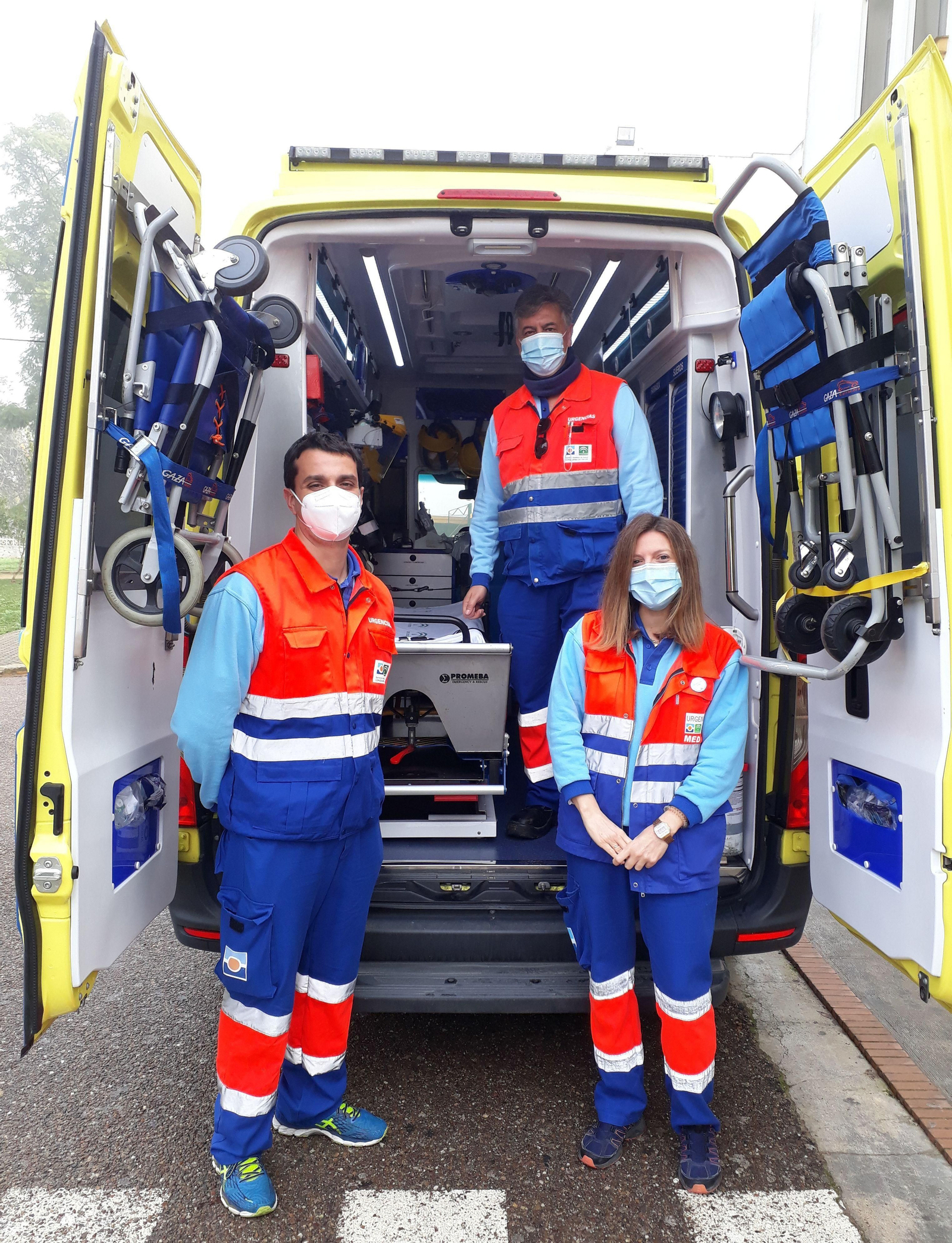 El coordinador del grupo investigador dentro de la ambulancia, José Ramón Seco, junto con dos miembros del mismo, Ana Mateos y Raúl Curado.