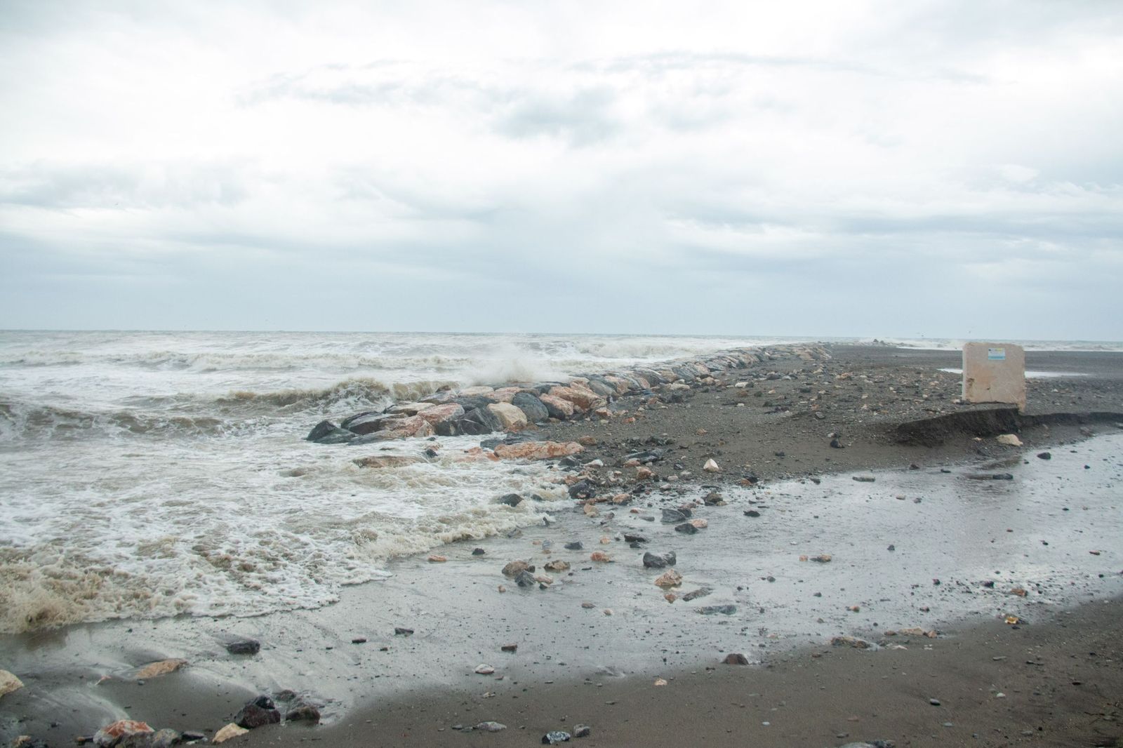 El temporal se ceba con Playa Granada