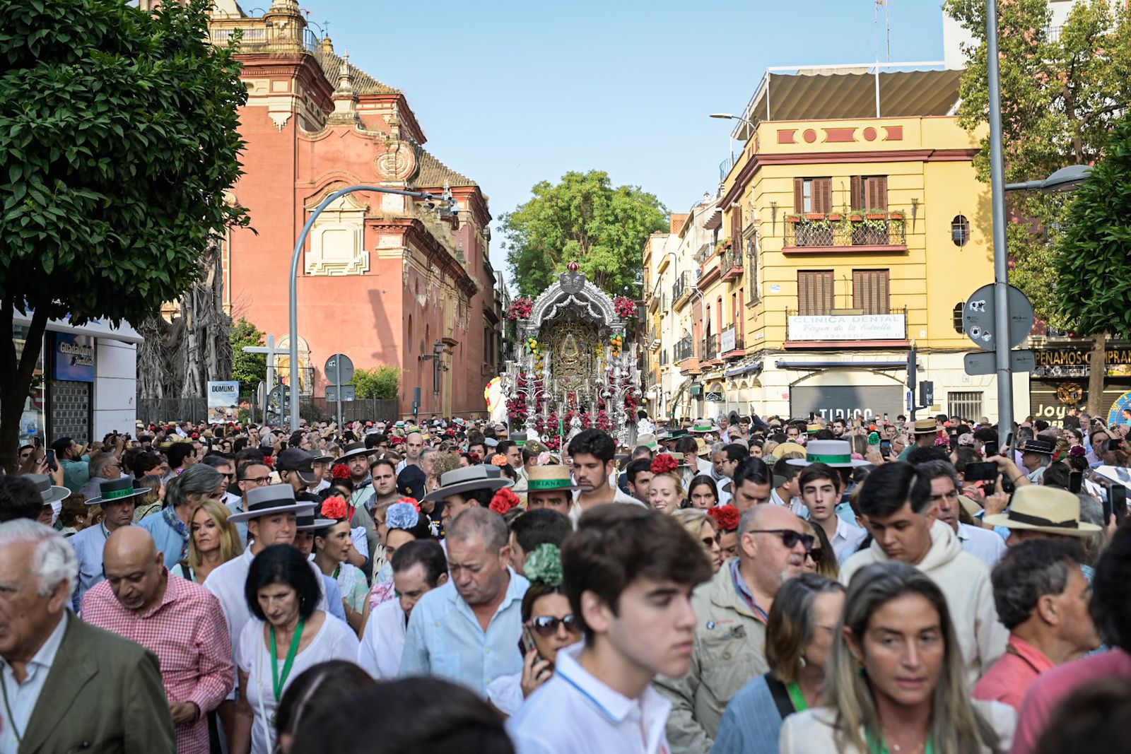 La salida de la Hermandad Triana del Rocío en 2025, en imágenes