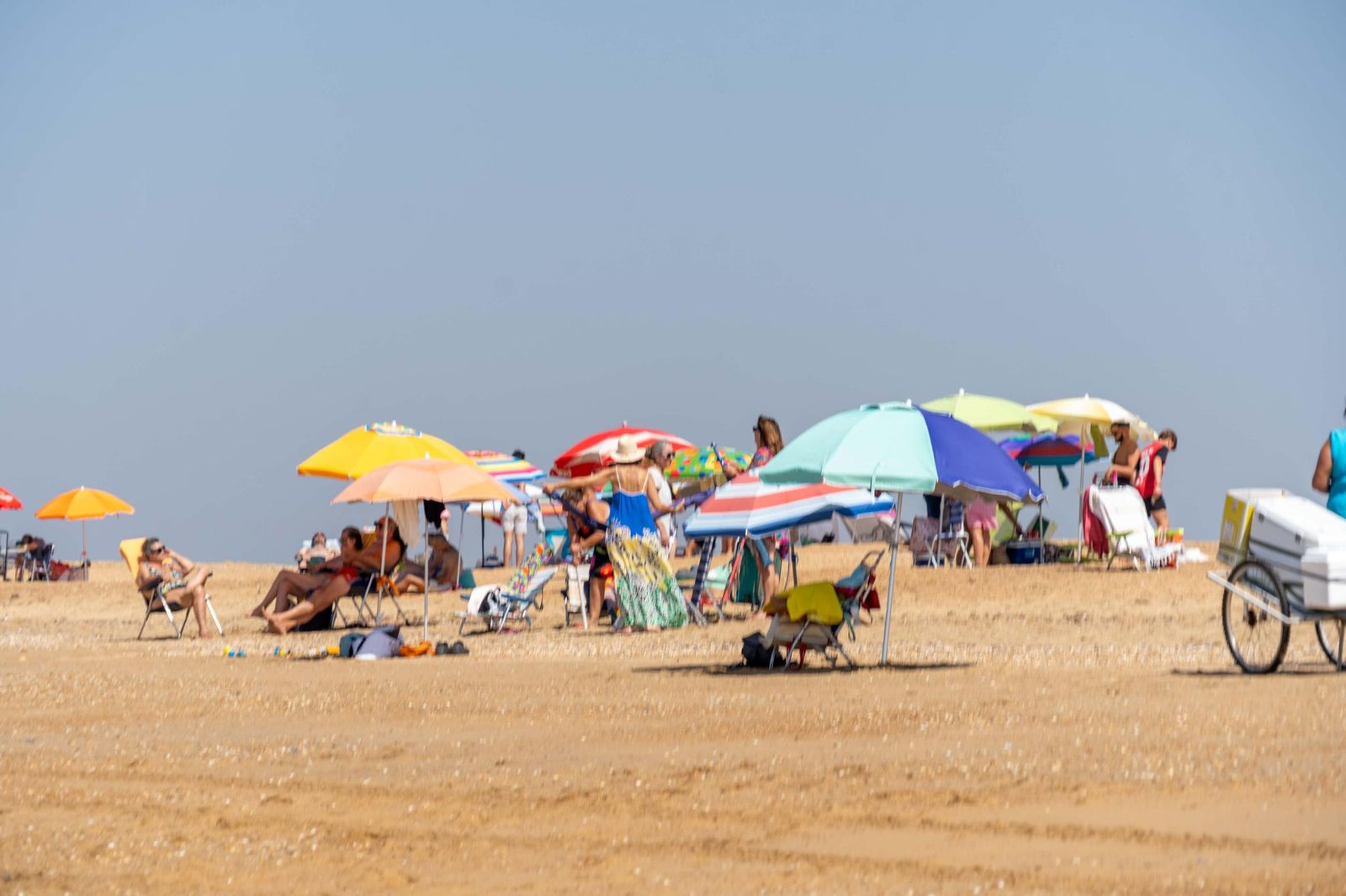 Una mañana de domingo en El Espigón, la playa de Huelva capital.