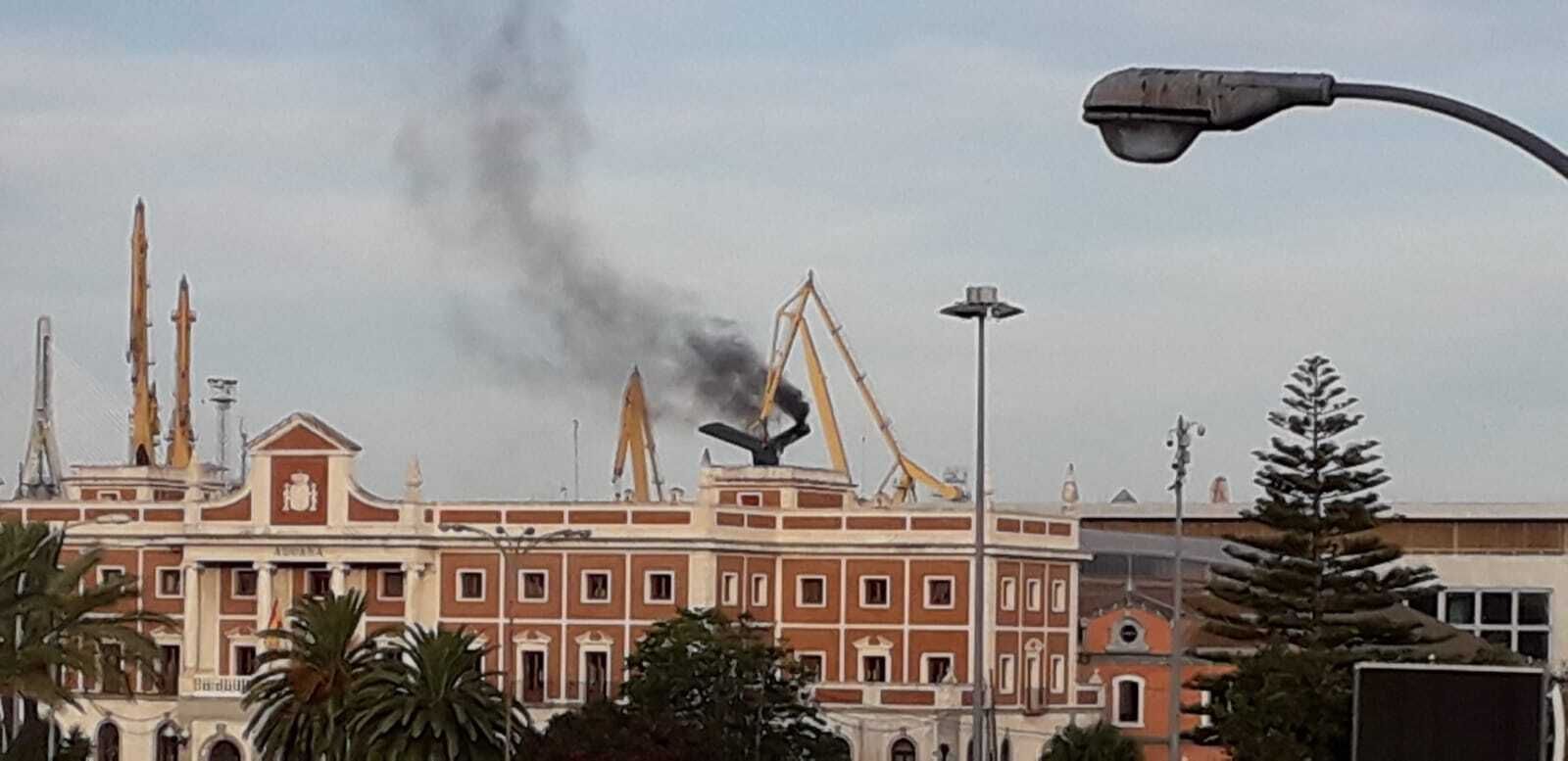 Humo negro procedente de la chimenea de un crucero atracado en uno de los diques de Navantia de Cádiz.