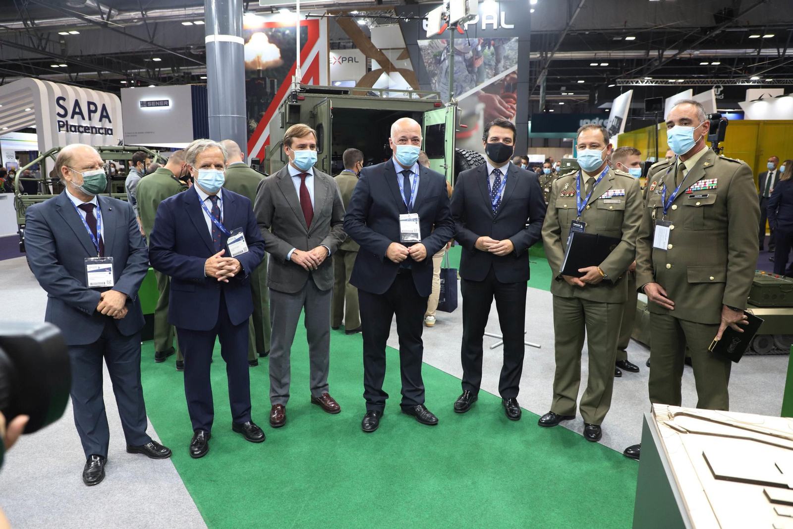 Participantes en la presentación en Madrid de la base logística del Ejército de Tierra.