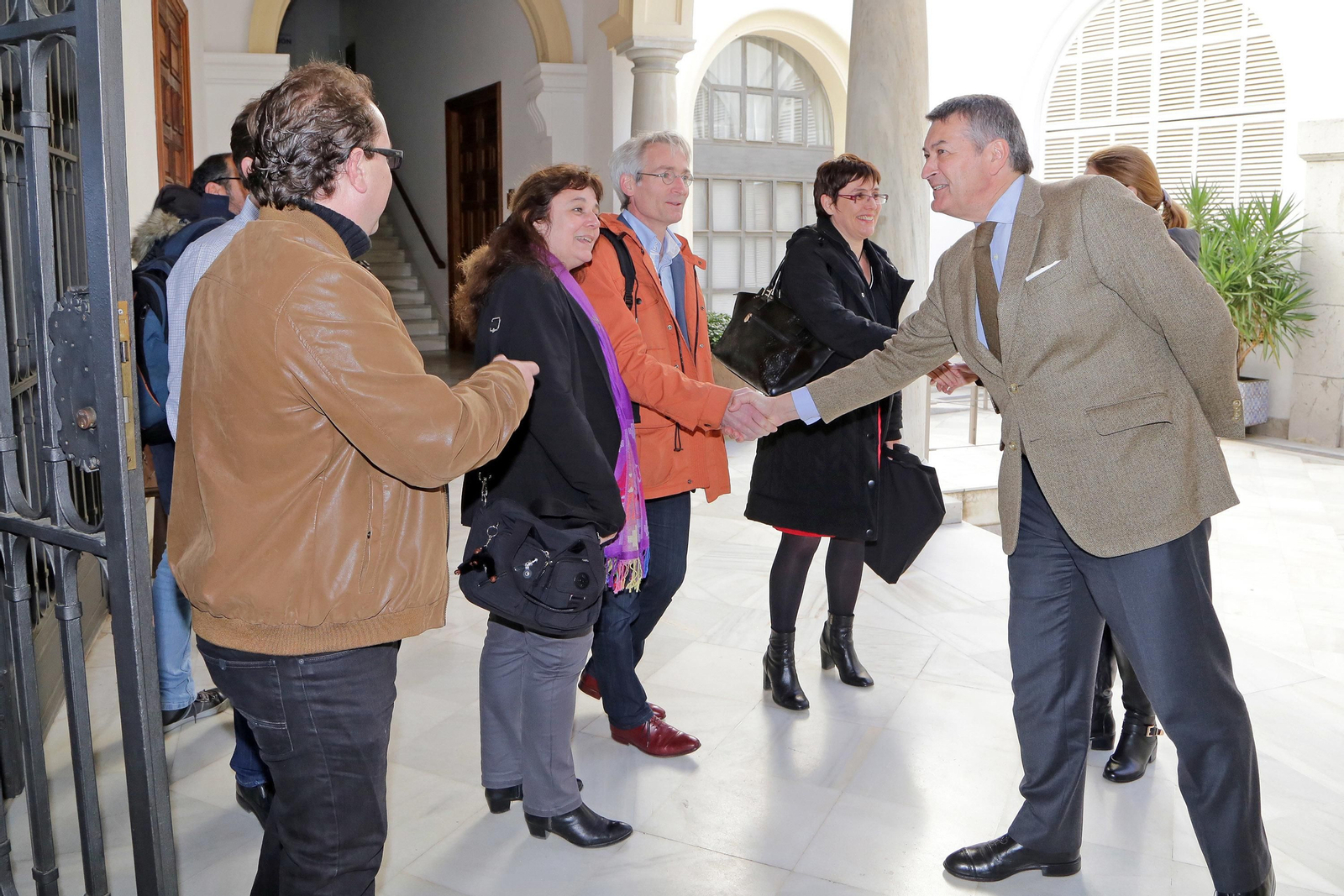 El director del Consejo Regulador saluda a los miembros de la delegación francesa en presencia de responsables municipales a su llegada ayer a la Casa del Vino.