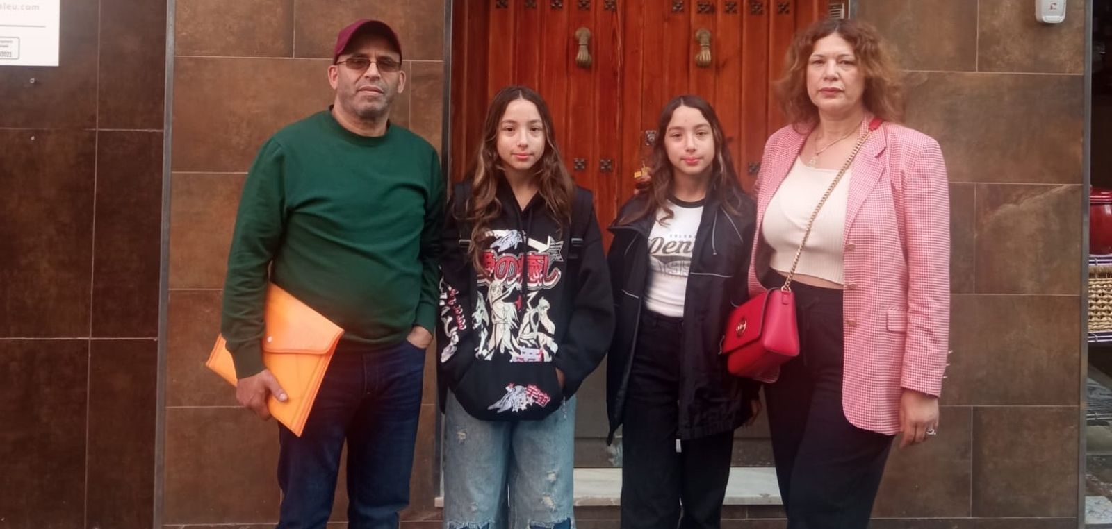 La familia que denuncia la falta de suministro de agua ante su vivienda en la calle Sáenz de Laguna.