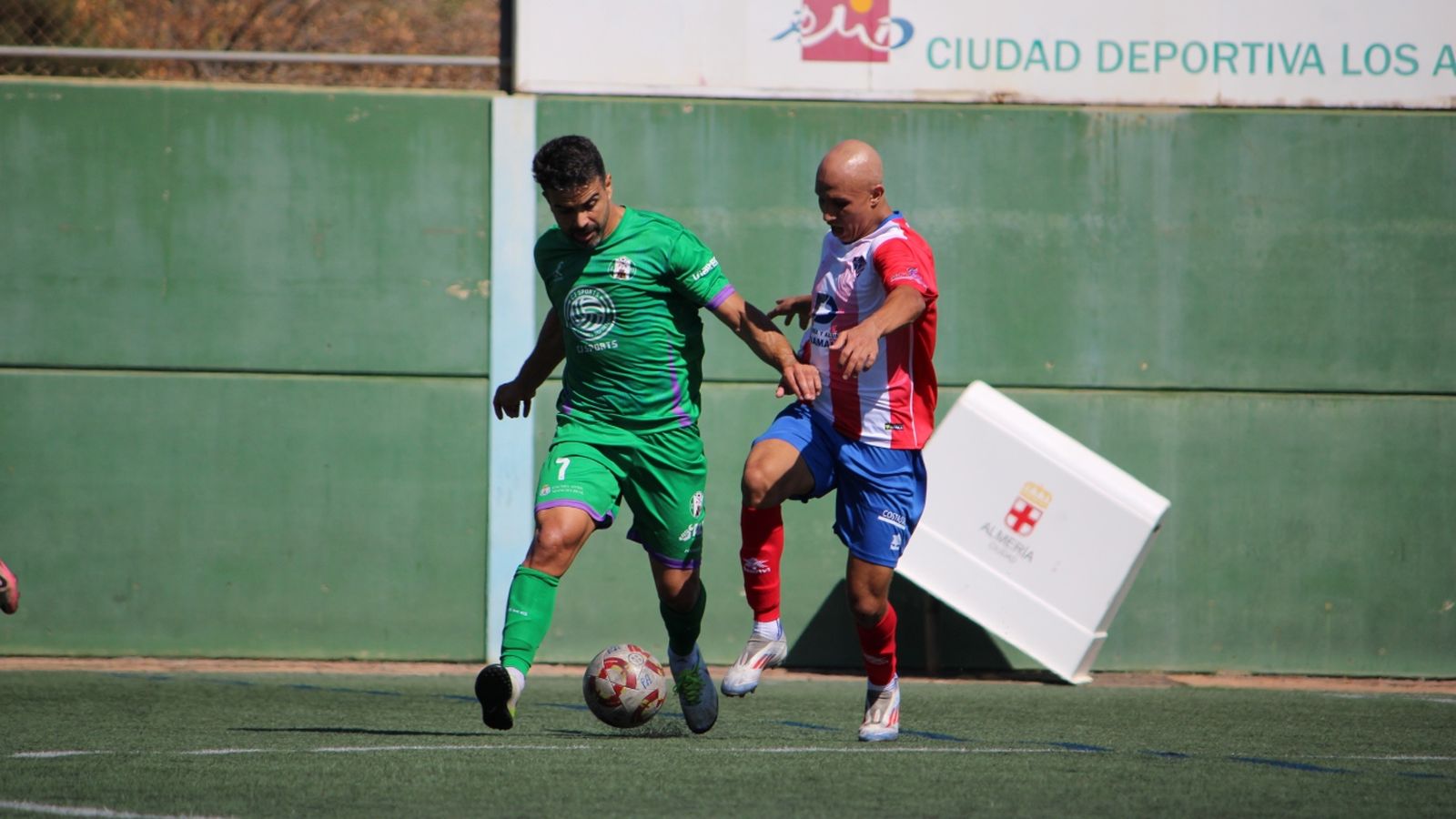 Hamza lucha con Pedro Corral la posesión del balón.