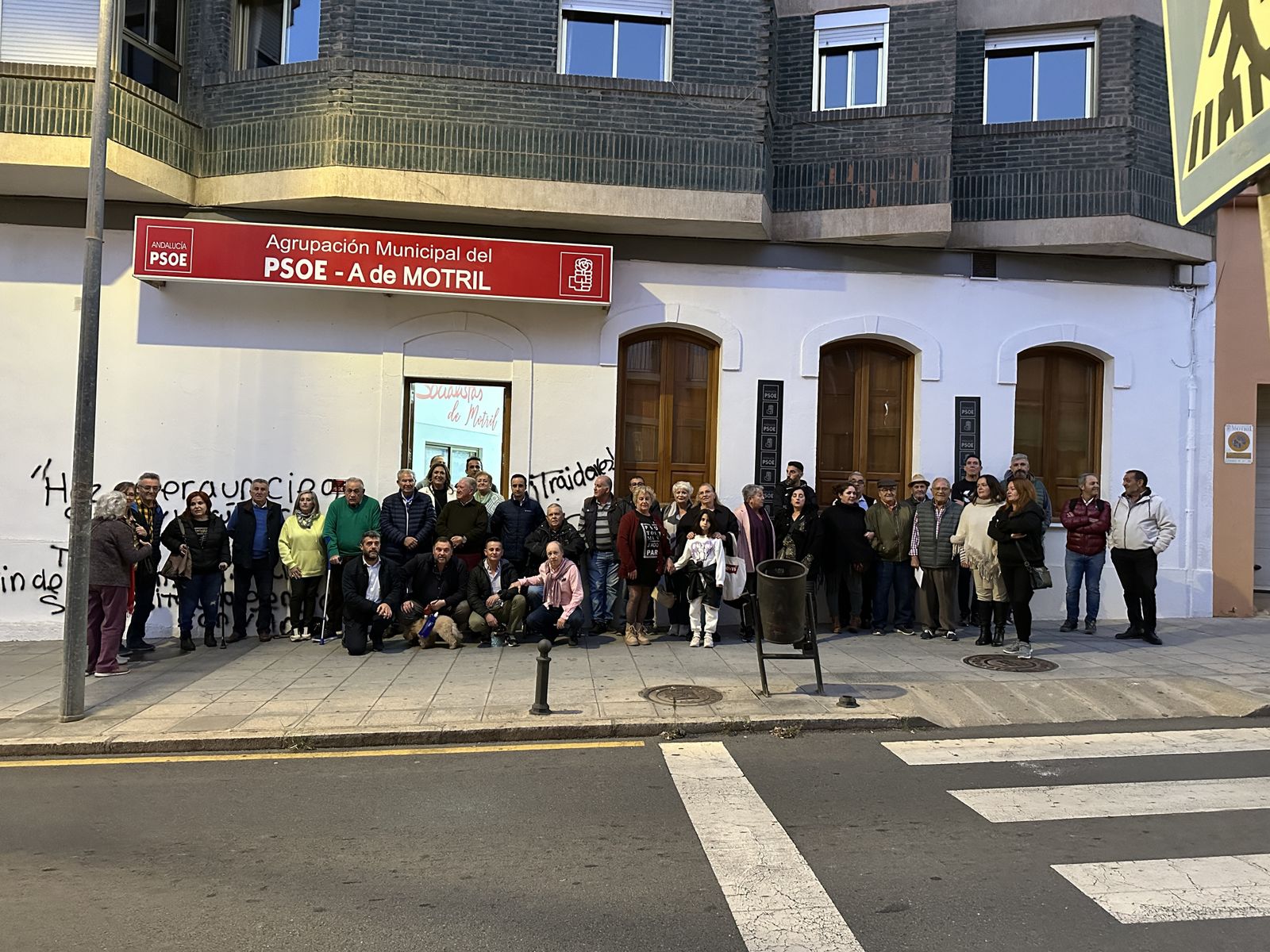 Socialistas de Motril  se concentran para  condenar el ataque contra su sede