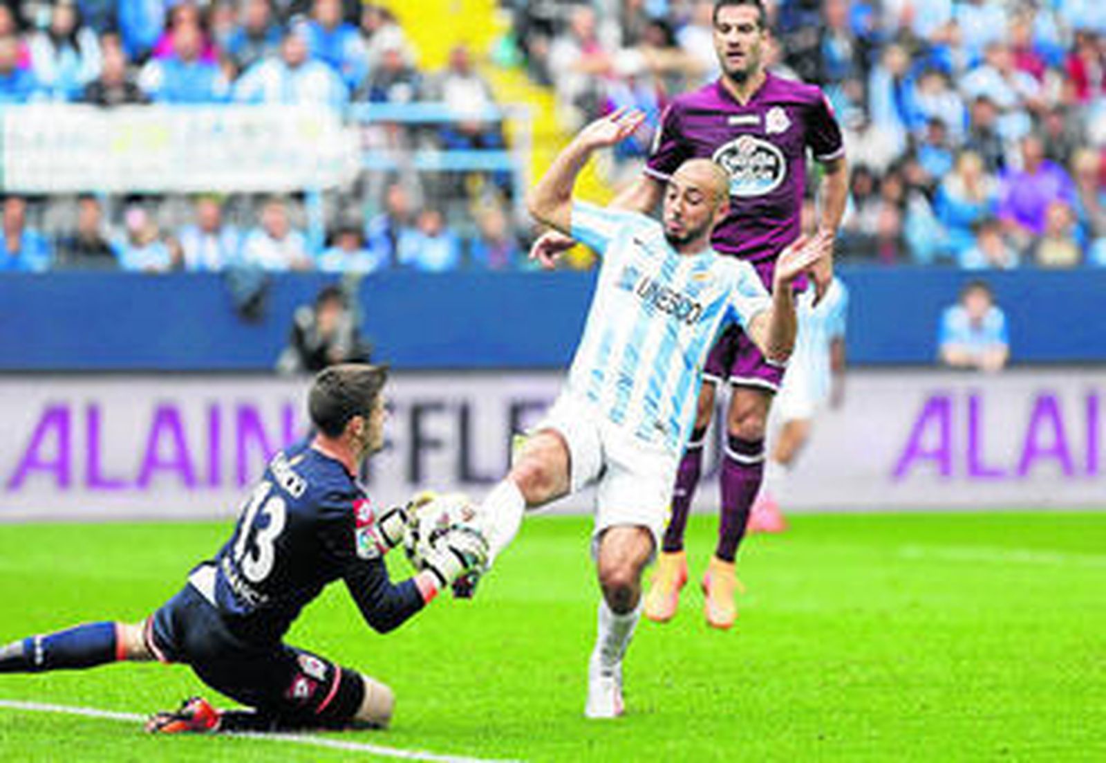 Amrabat y Fabricio disputan un balón.