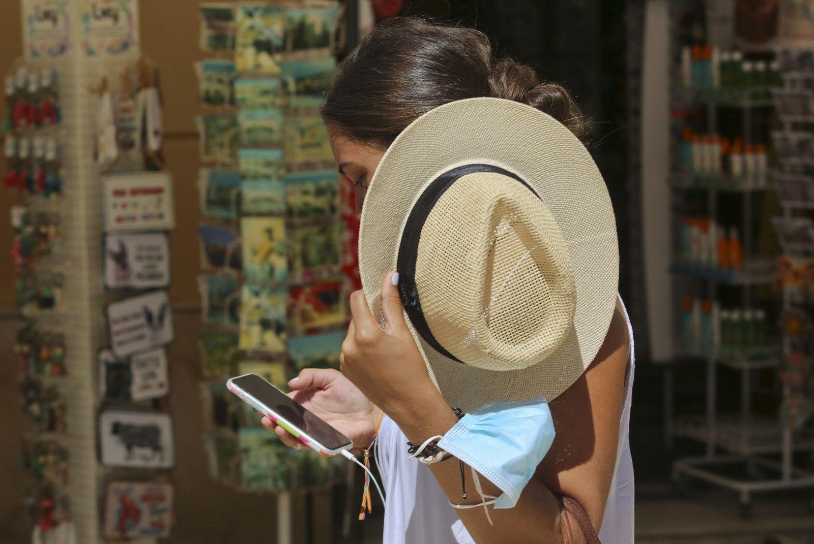 Una mujer coge su sombrero en el centro de Málaga.