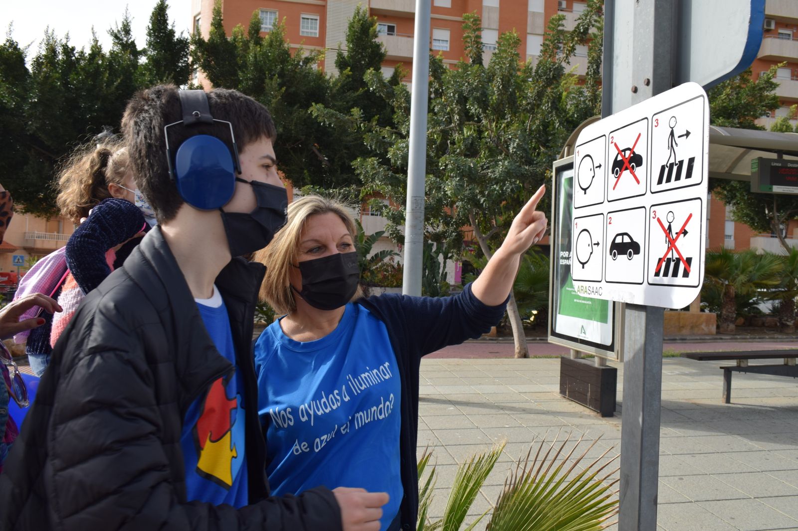 Pasos de cebra con pictogramas para guiar a niños con autismo de Vícar