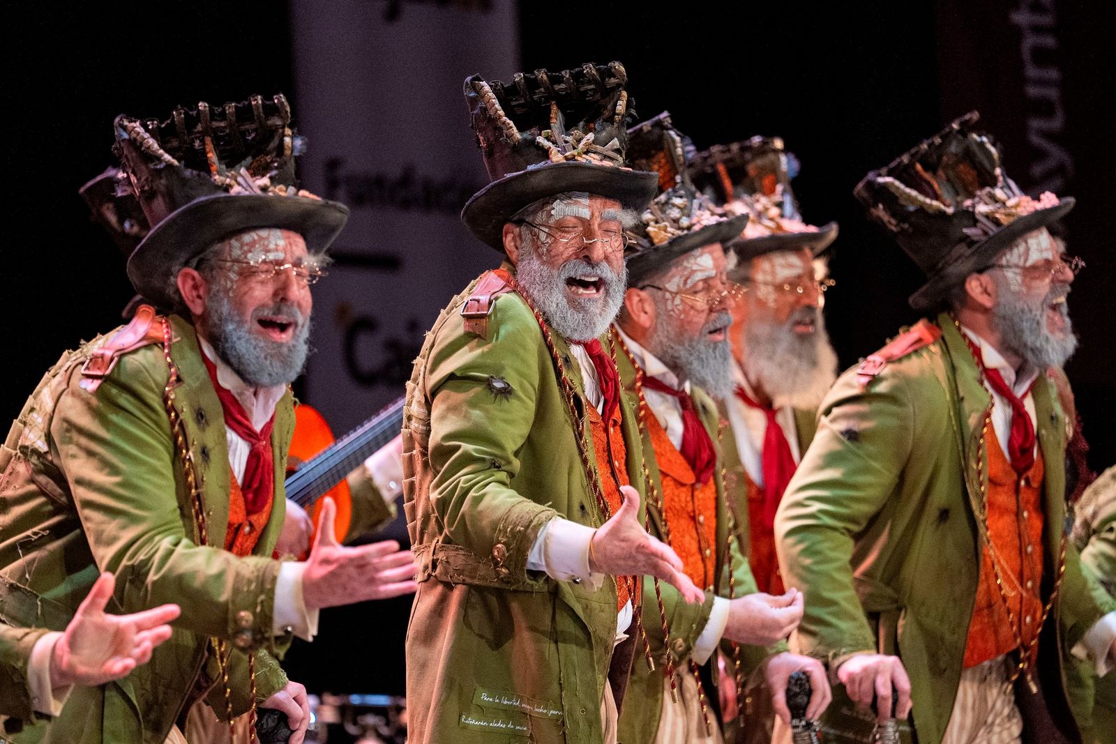 La comparsa Los humanos del autor Antonio Martínez Ares, durante una actuación en el concurso oficial del Carnaval de Cádiz