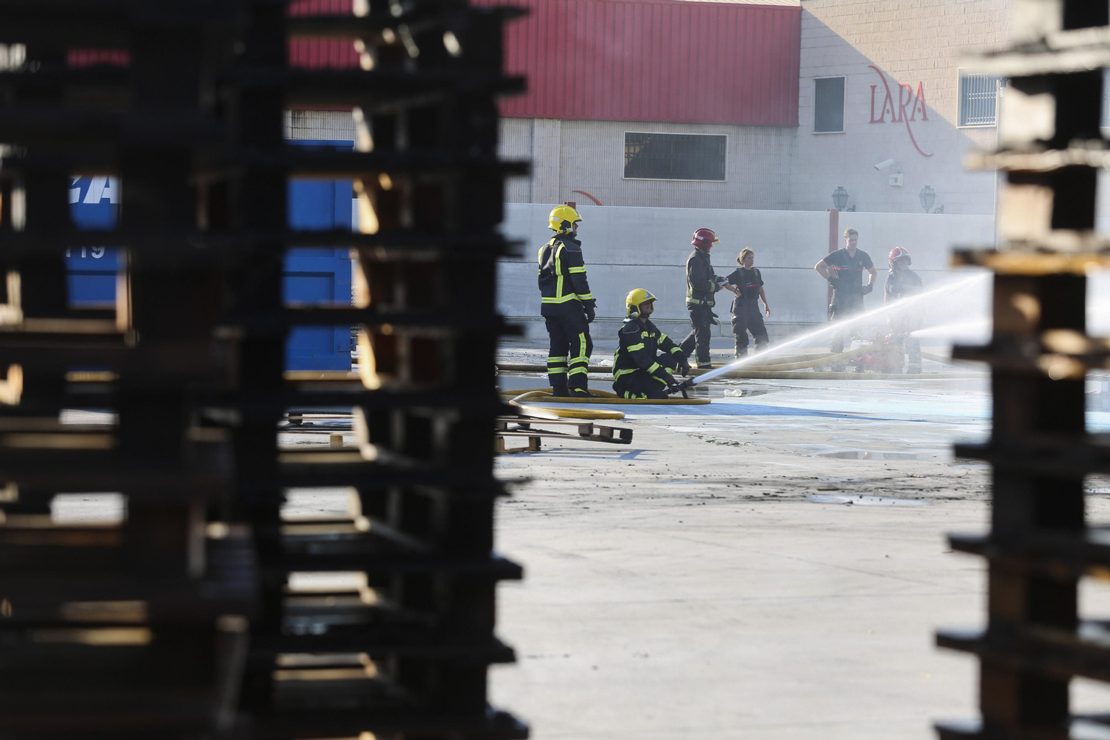 Las fotos del incendio en una nave de aceites del polígono Guadalhorce