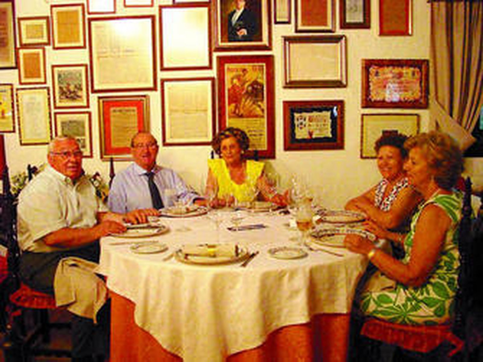 Antonio Carmona y Manola Baraza con familiares.