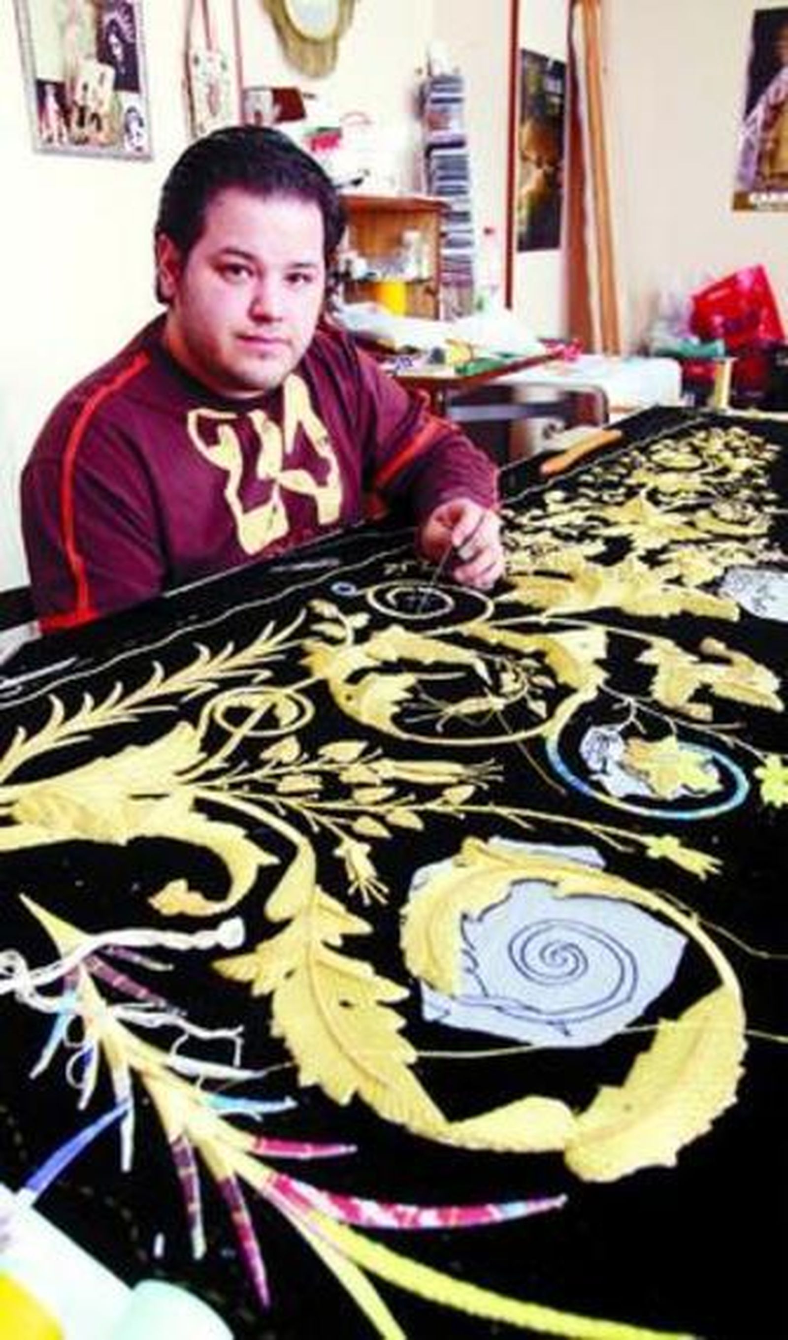 Antonio Moreno cose en uno de los bastidores de su taller de bordados.