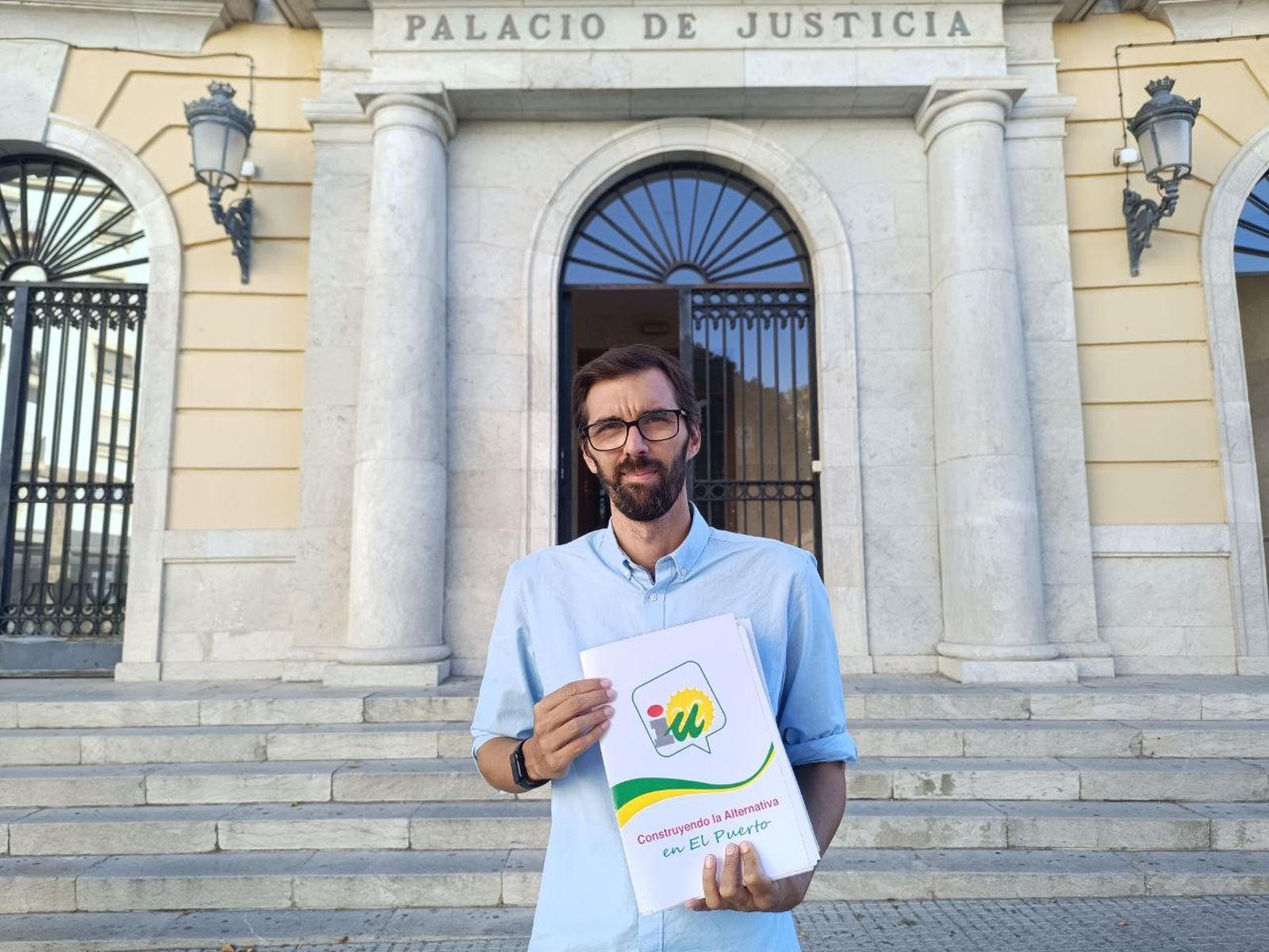 José Luis Bueno en el Palacio de Justicia de Cádiz, donse se encuentra la Fiscalía