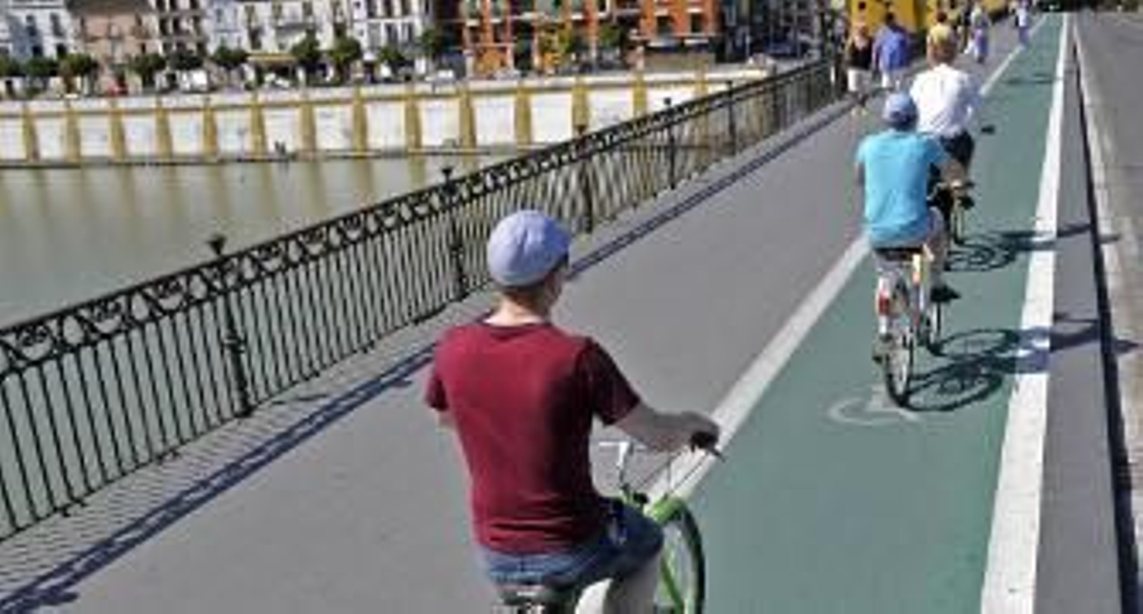 Ciclistas por el Puente de Triana. / Juan Carlos Vázquez
