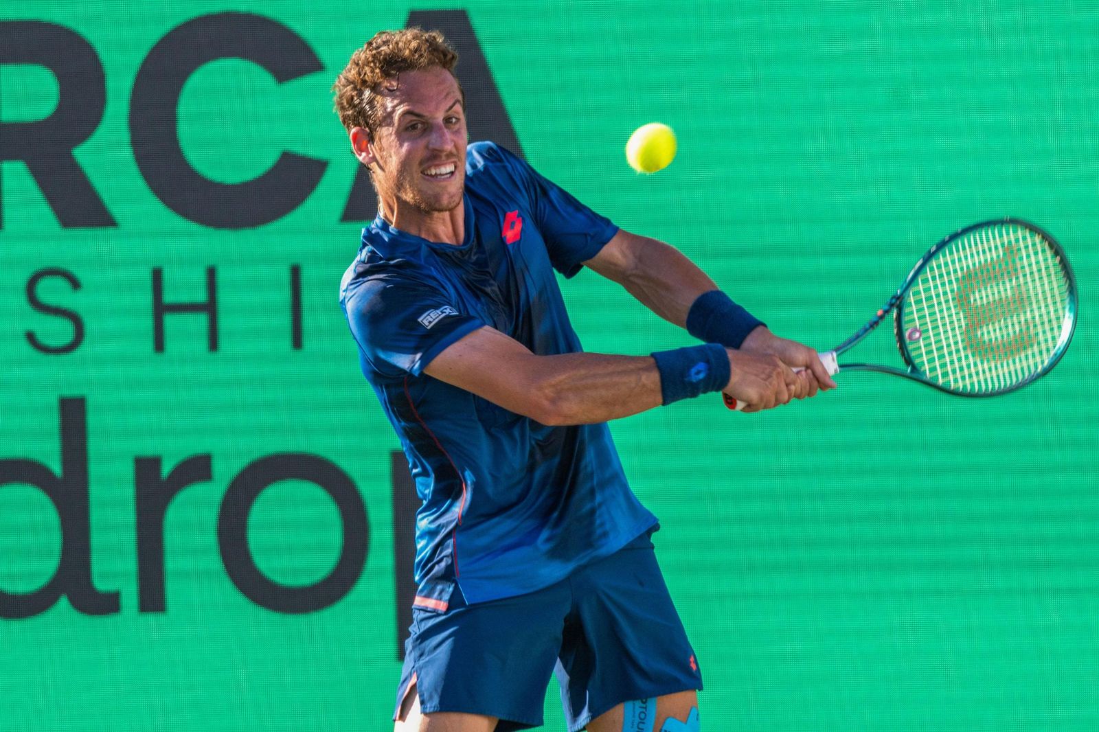 Roberto Carballés se prepara para golpear de revés.