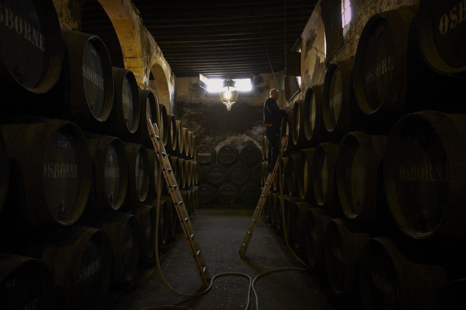 El capataz Paco Ponce entre las botas con los vinos más excelentes de Osborne