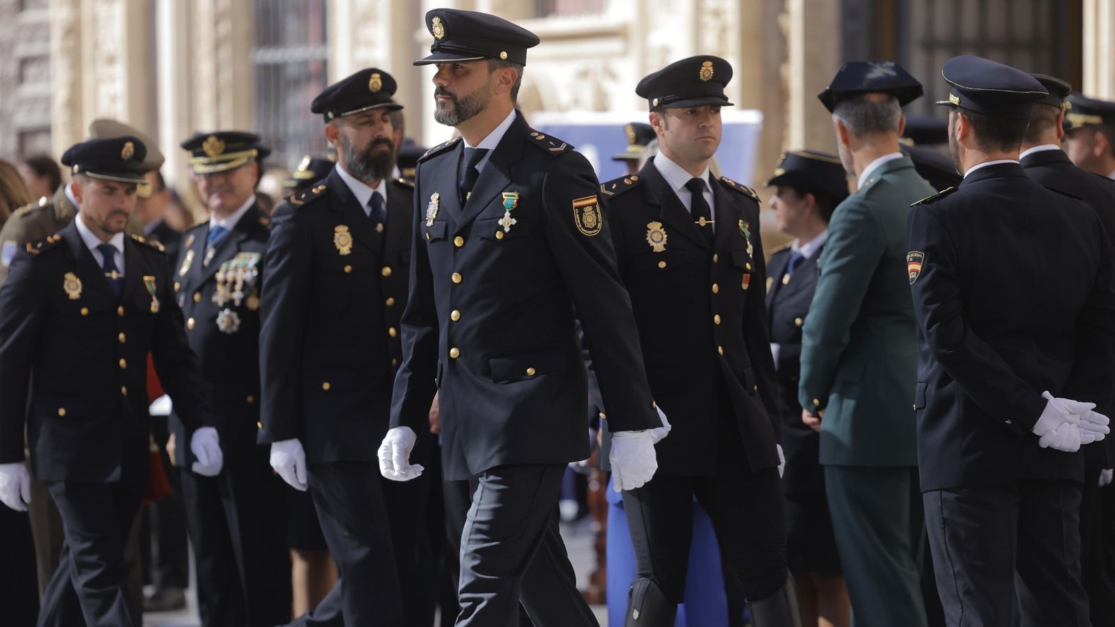 Agentes de la Policía Nacional tras recibir sus condecoraciones.