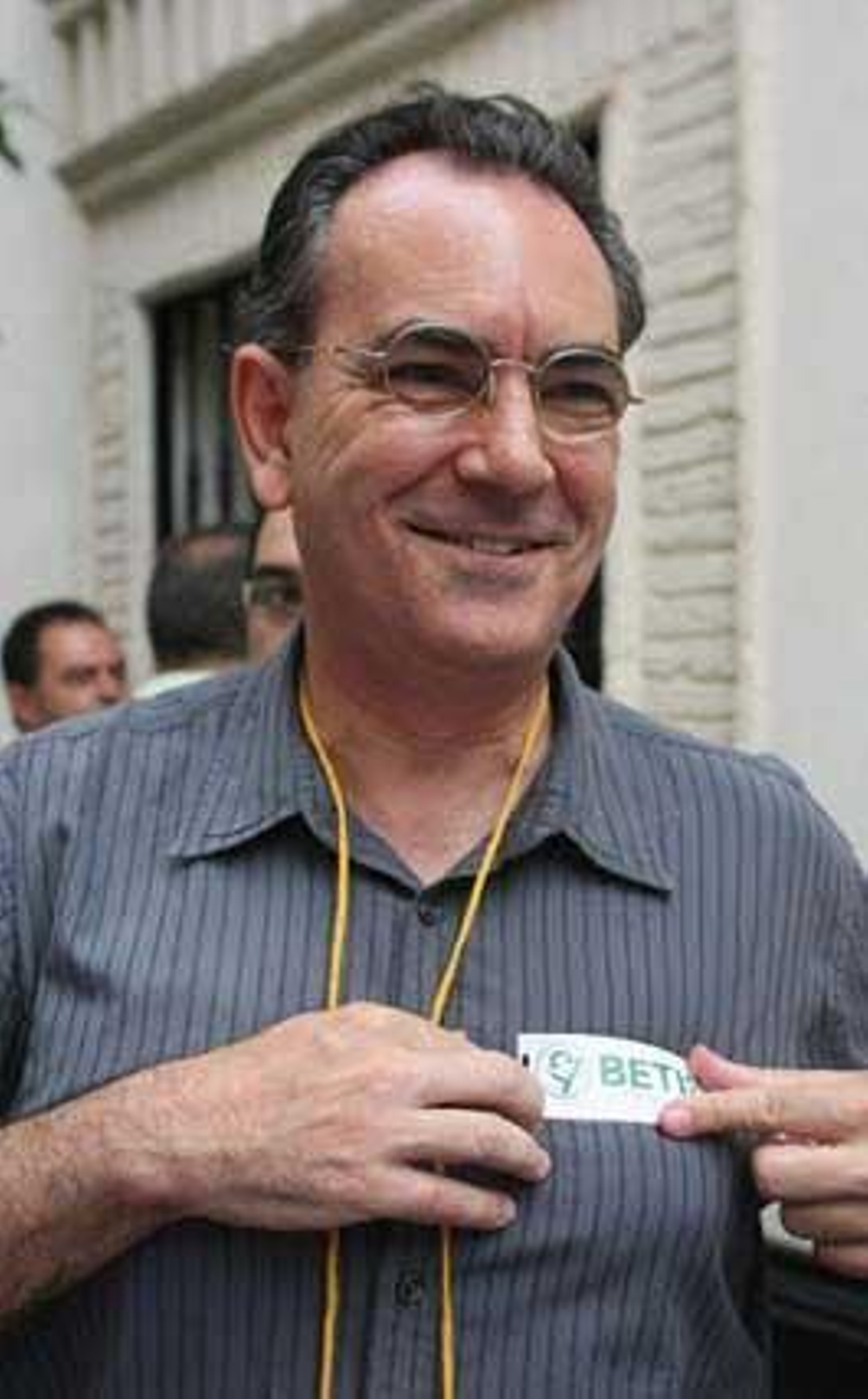 Emilio Carrillo, con una pegatina alusiva a la manifestación.  Foto: Antonio Pizarro / Juan Carlos Muñoz