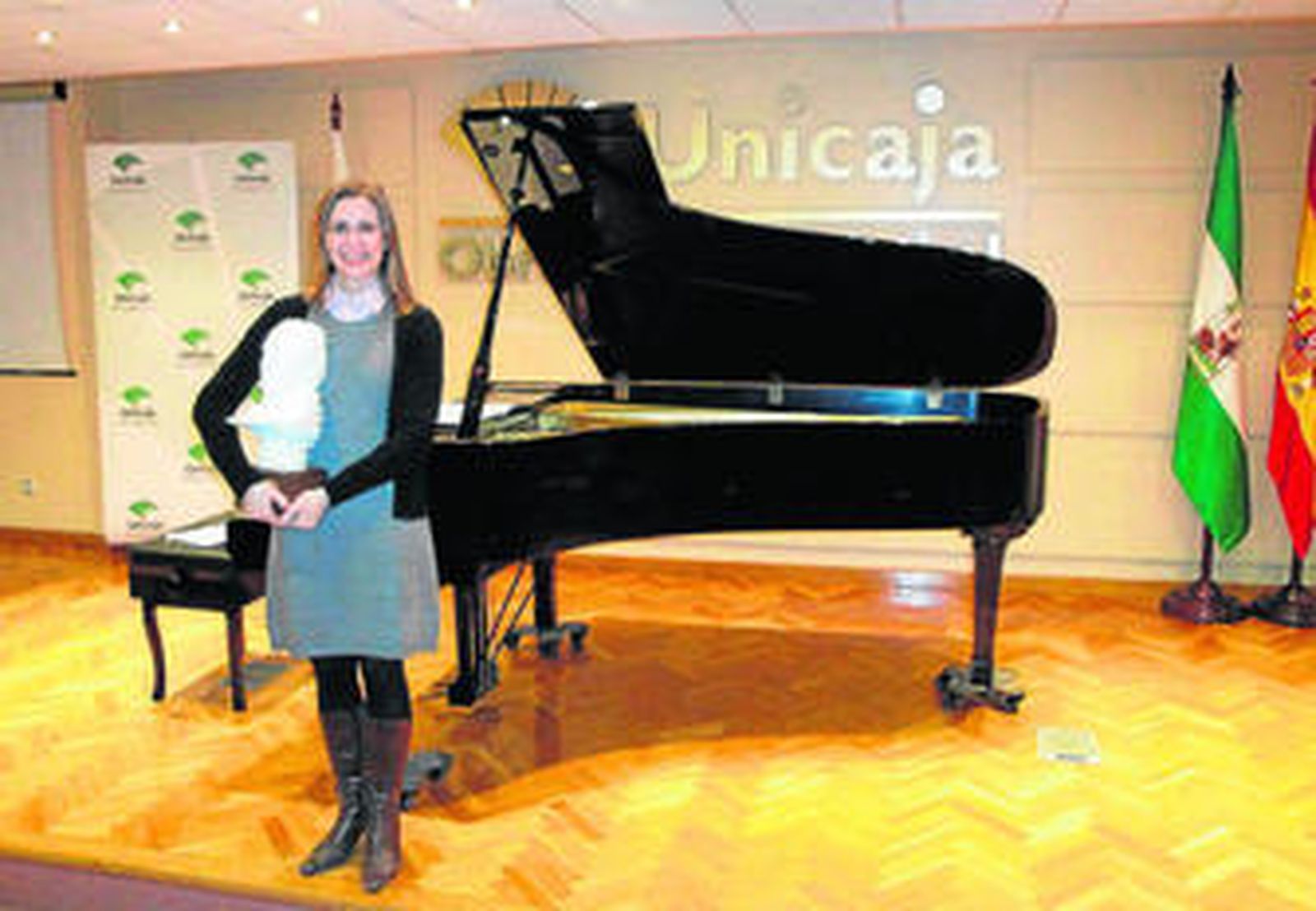 Cristina Lucio, posa con su premio tras ganar el concurso de piano 'Manuel del Águila'.