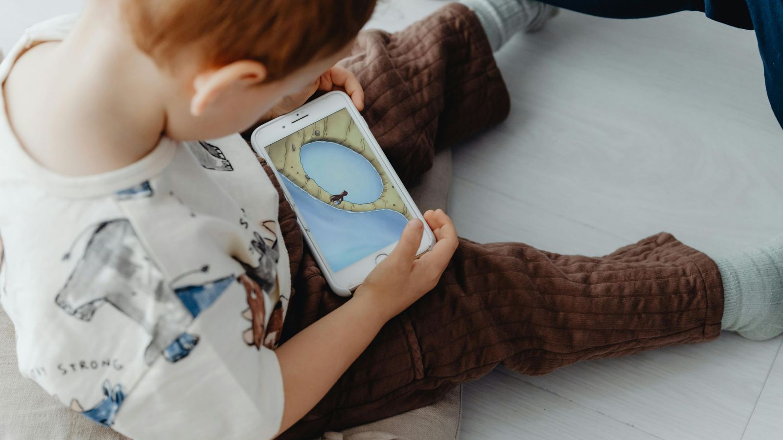 Niño con teléfono móvil.