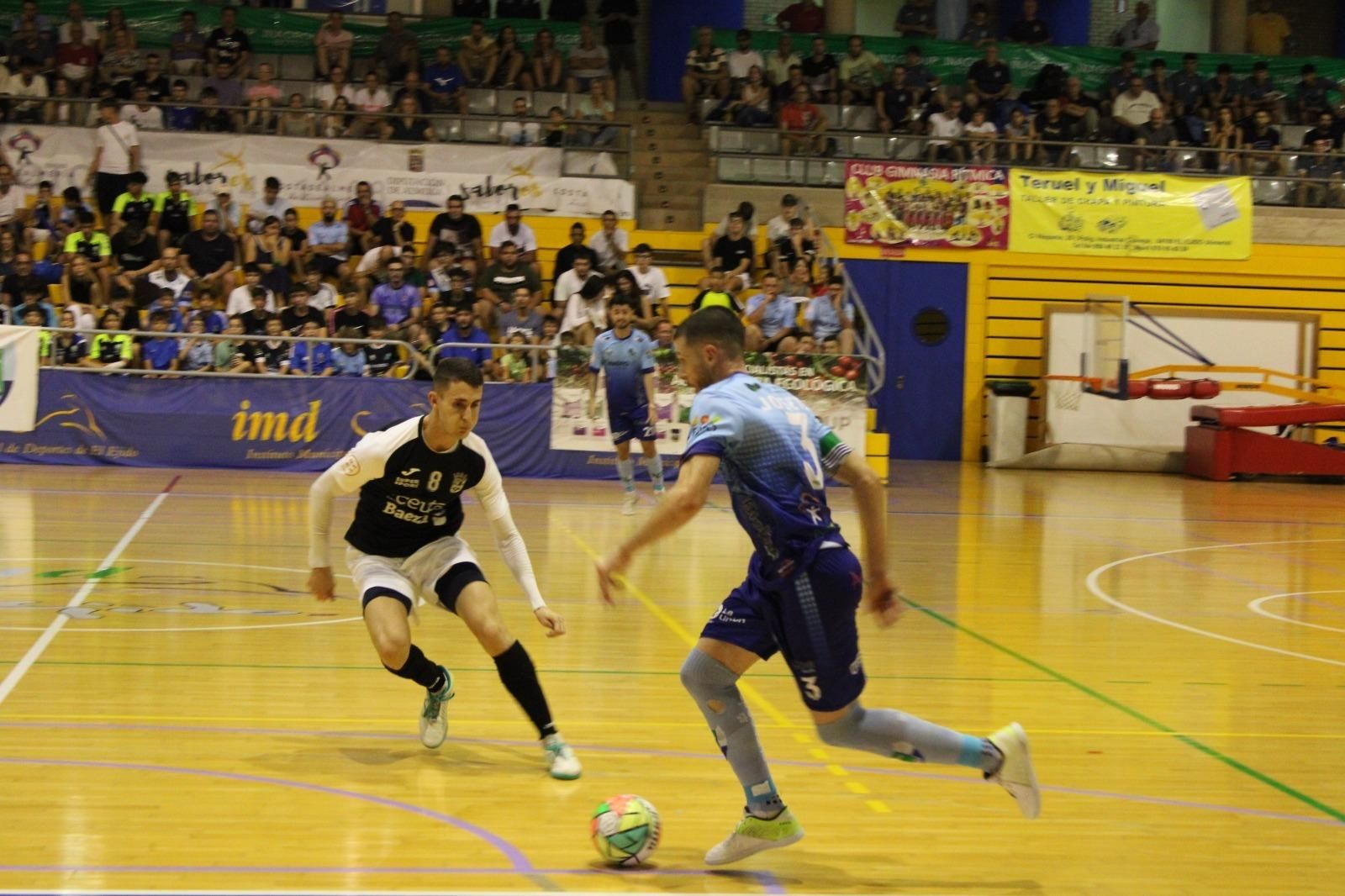 El celeste Josete se marcha de un rival durante el encuentro disputado ante los ceutíes.