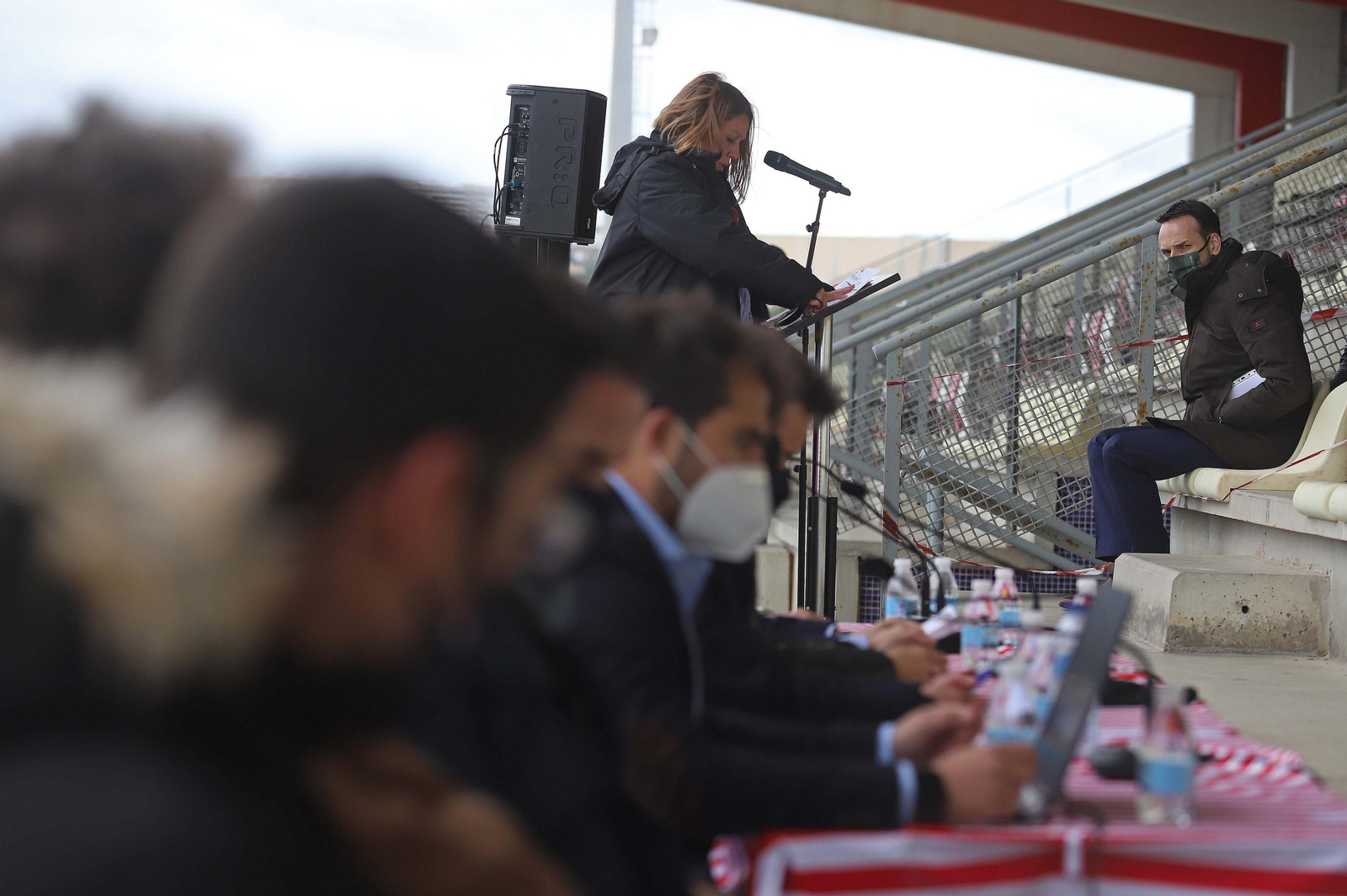 La directiva se dirige a los socios y Félix Sancho sigue la asamblea (d). La directiva se dirige a los socios y Félix Sancho sigue la asamblea (d).