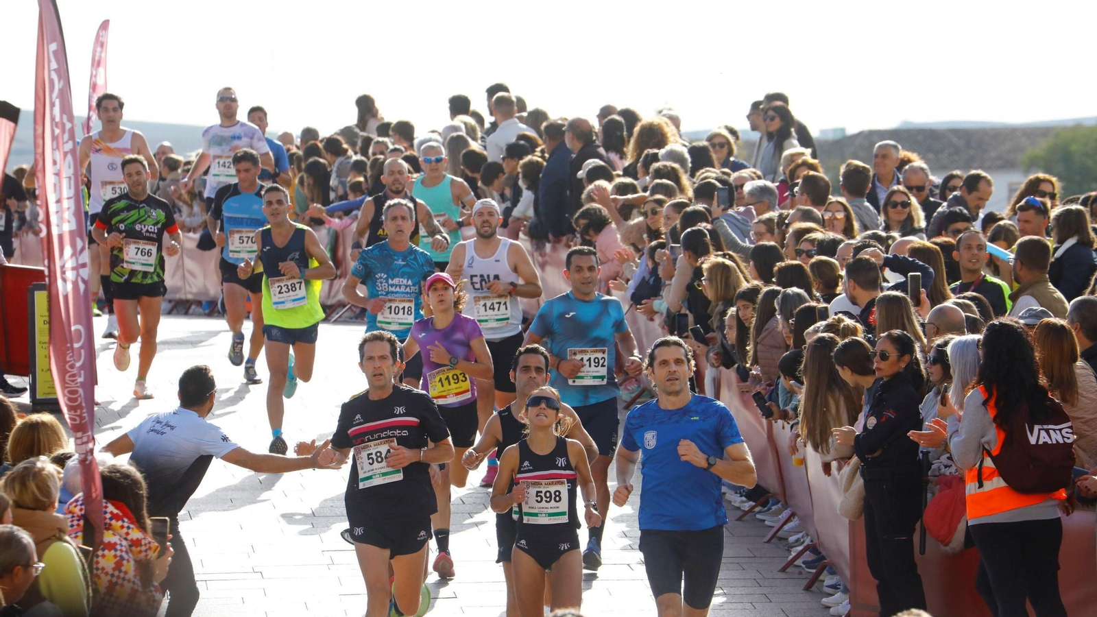 Varios corredores, a su llegada a la Puerta del Puente.