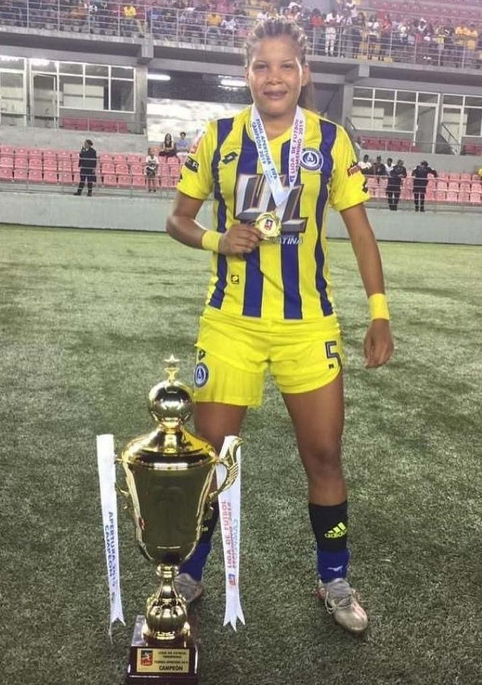 Yerenis de León, con uno de los títulos logrados en su carrera.