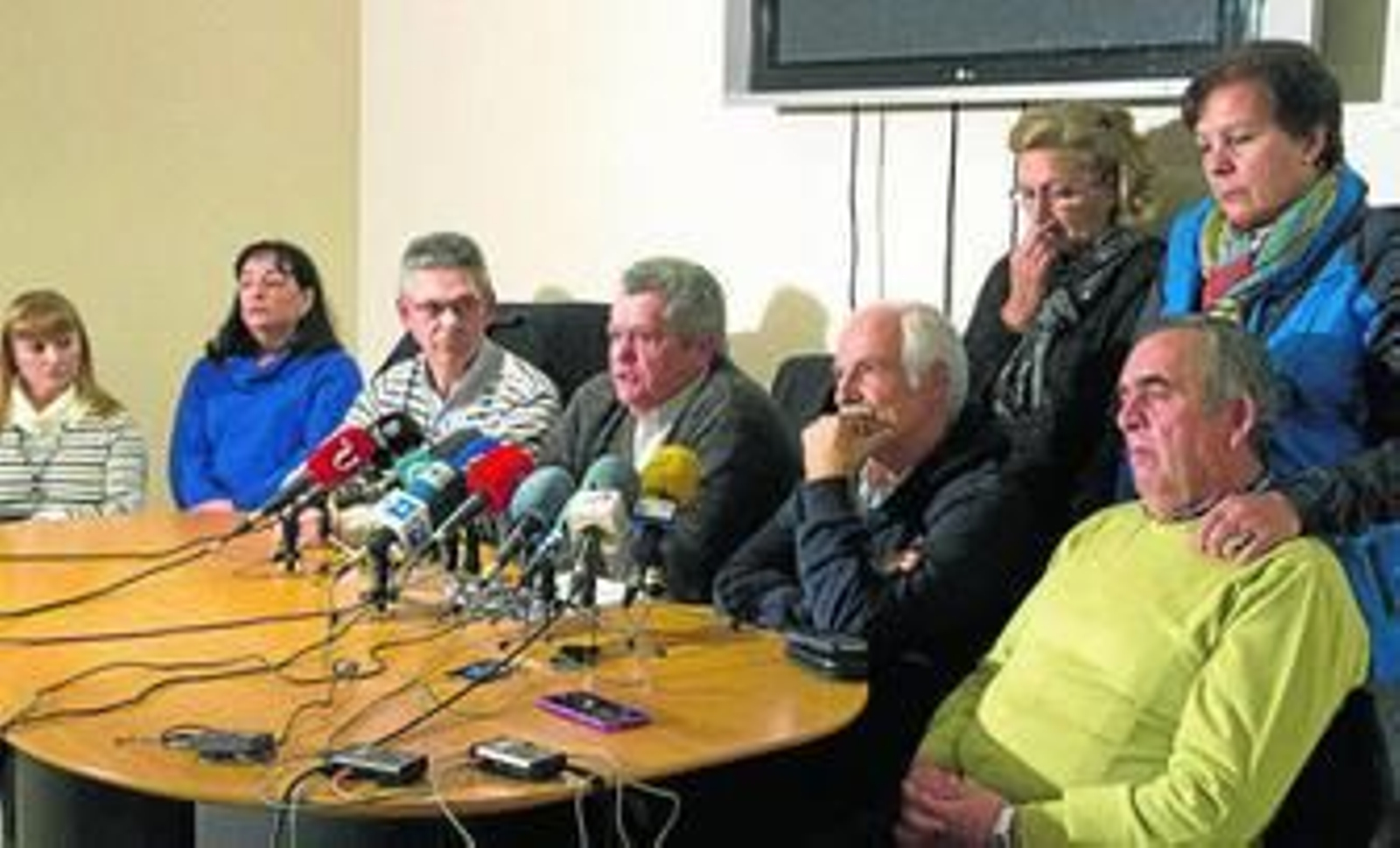 Padres de adeptas a la secta 'migueliana' ofrecieron ayer una rueda de prensa en Moaña, Pontevedra.