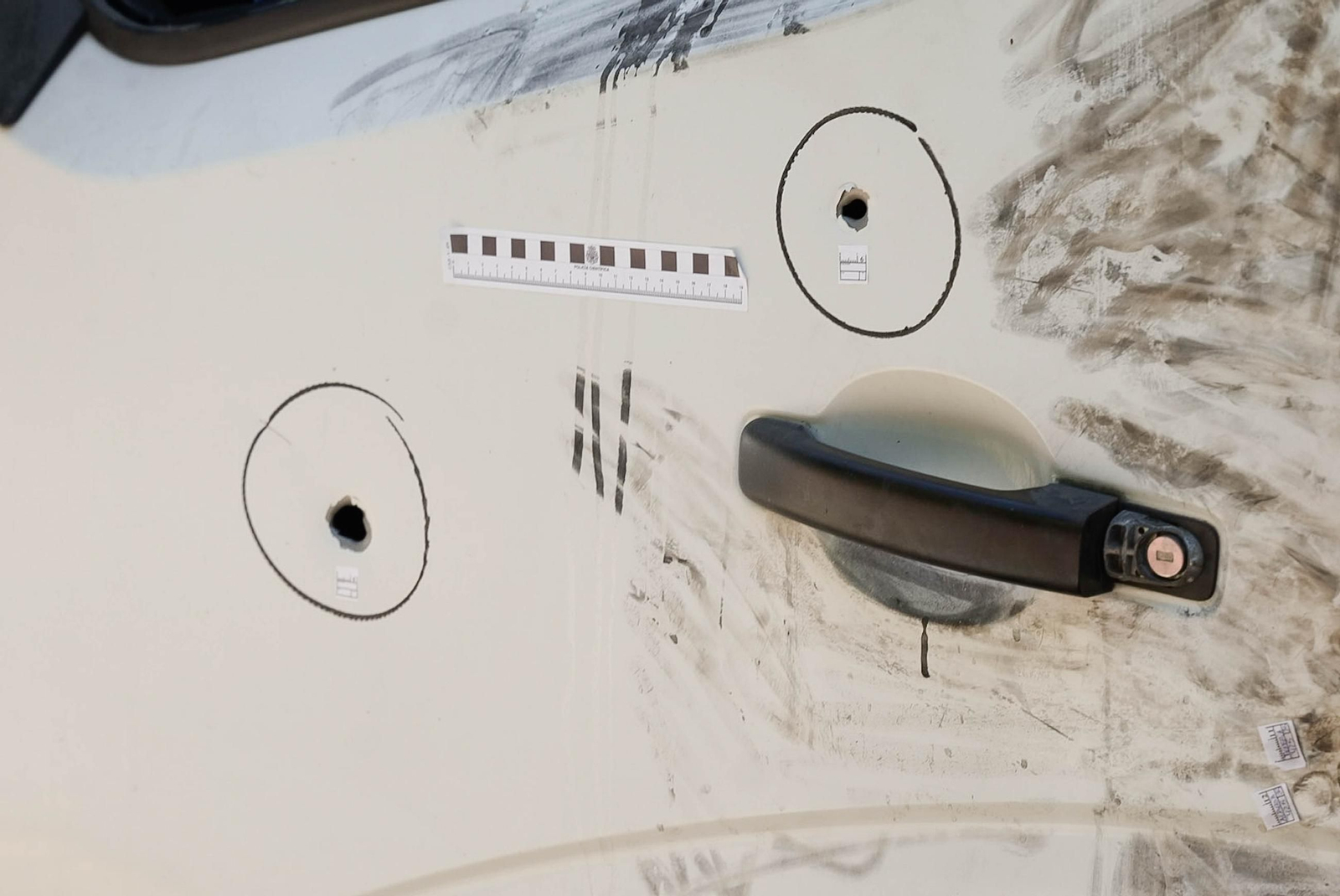 Así ha quedado la camioneta tiroteada en El Toyo por la Policía Local.