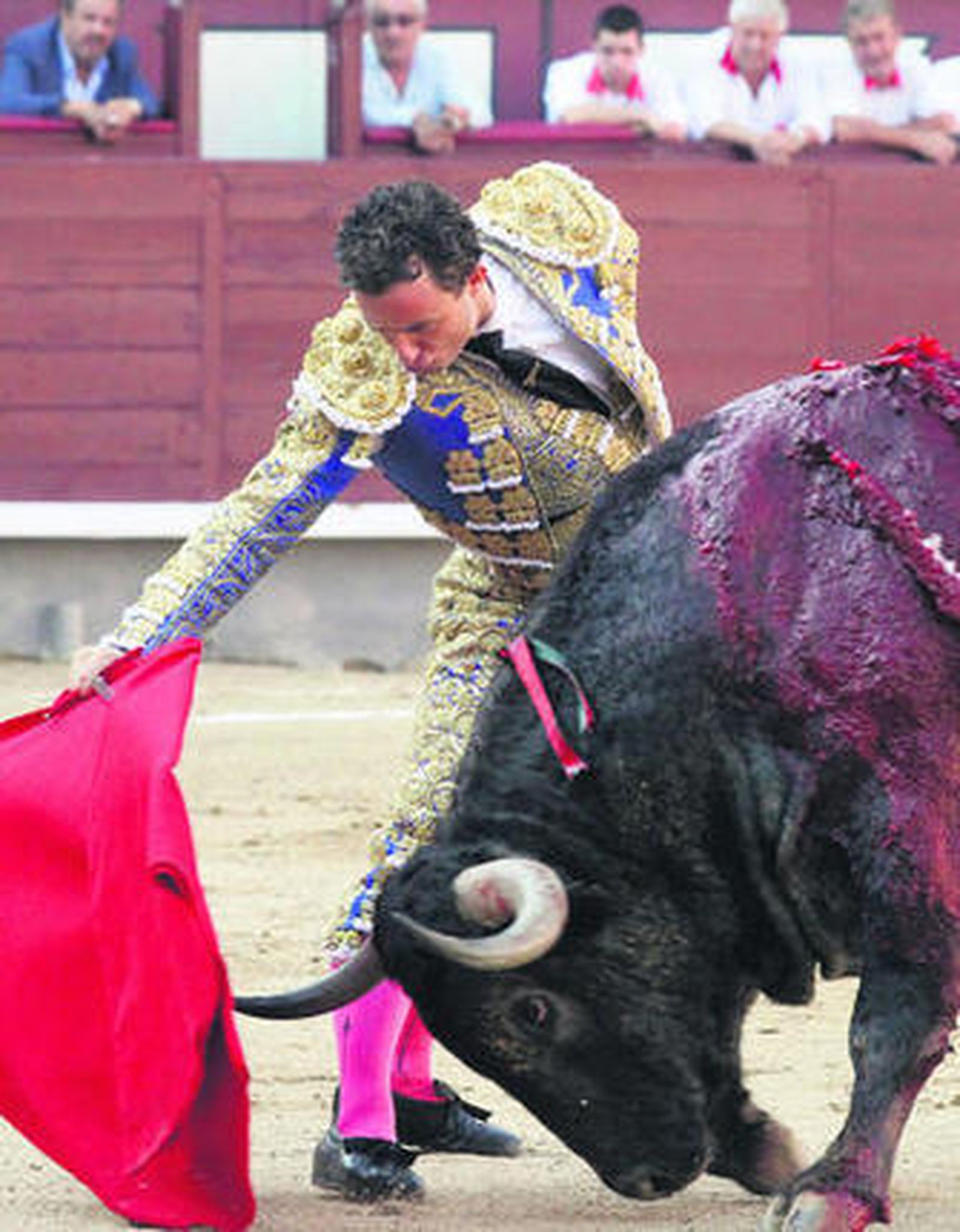 Rafaelillo, ayer, en un muletazo con la diestra en Las Ventas.