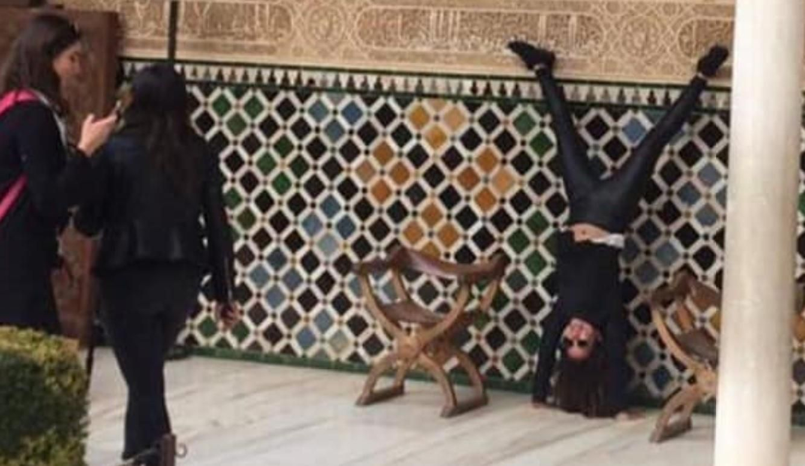 Una joven es expulsada por hacer el pino en la Alhambra de Granada