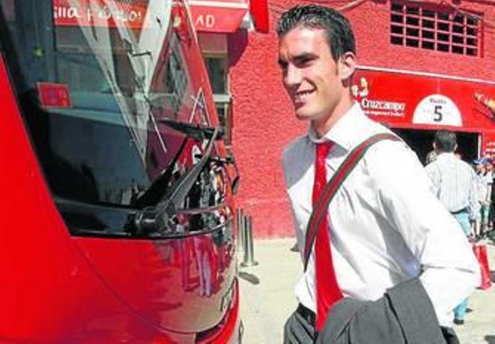 Alfaro, sonriente, antes de un viaje con el Sevilla.