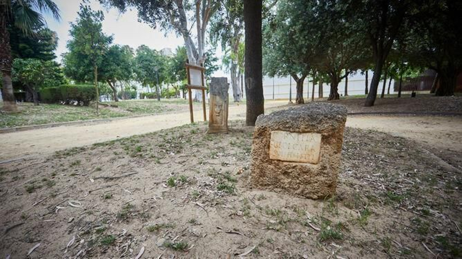 Restos, en mal estado, expuestos en el Parque Varela. Restos, en mal estado, expuestos en el Parque Varela.