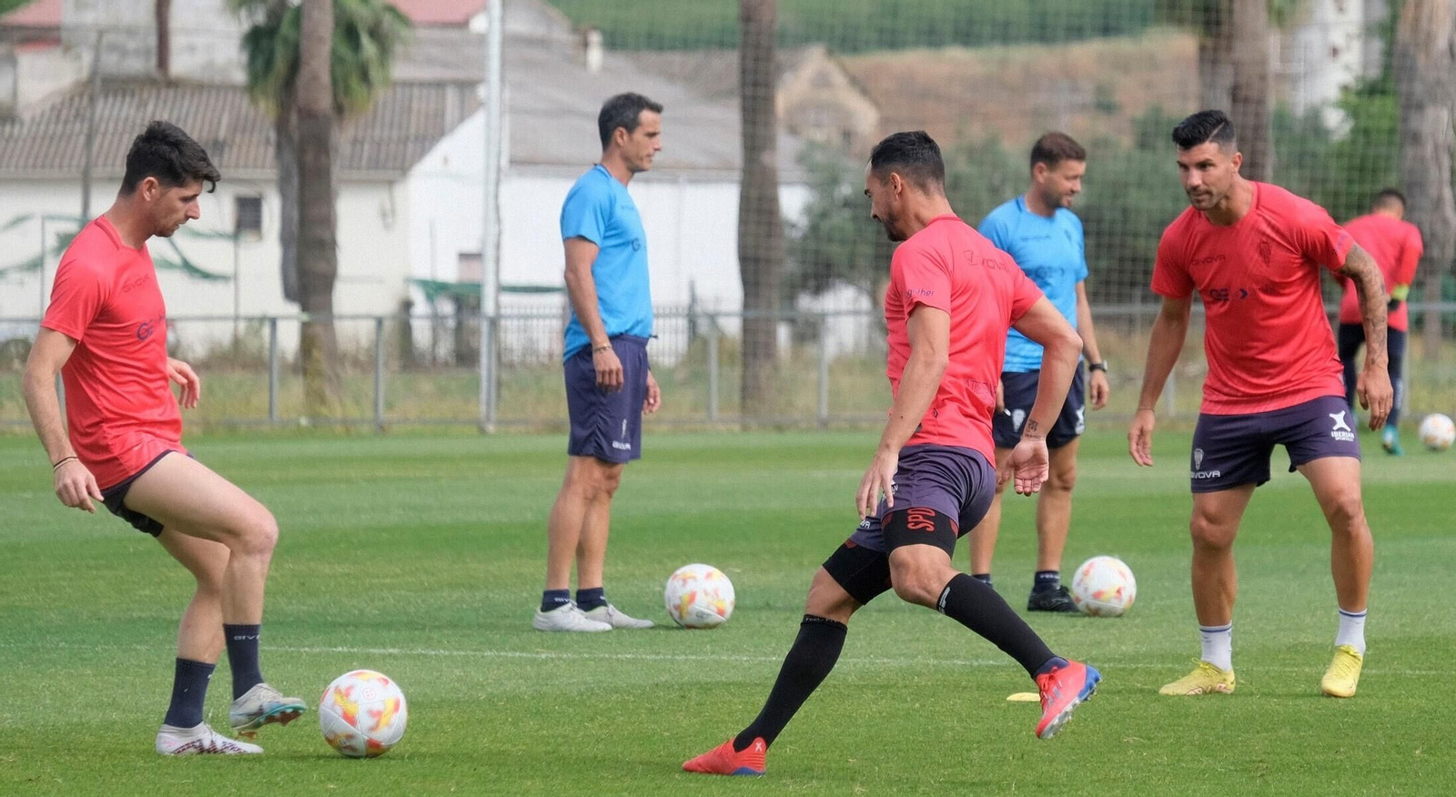 Javi Flores y De las Cuevas se pasan el balón en un entrenamiento del Córdoba CF en la Ciudad Deportiva. Javi Flores y De las Cuevas se pasan el balón en un entrenamiento del Córdoba CF en la Ciudad Deportiva.