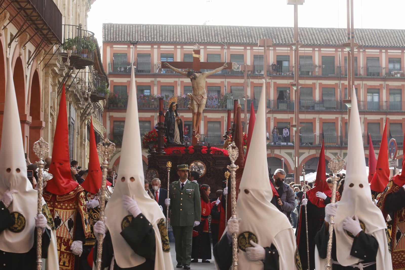 Jueves Santo en Córdoba: La procesión de la Caridad, en imágenes