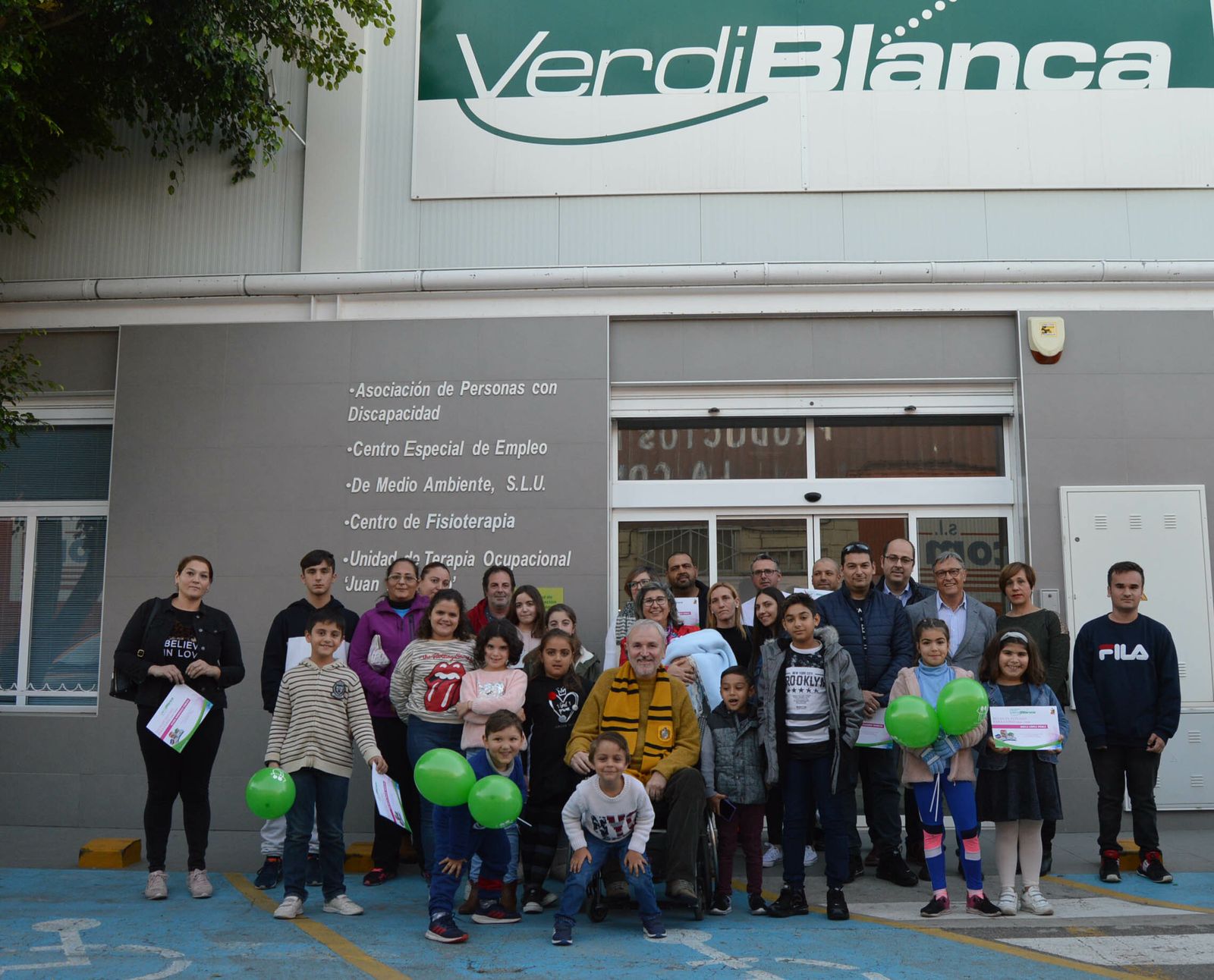 Verdiblanca entrega un centenar de becas de estudios para hijos de la plantilla.