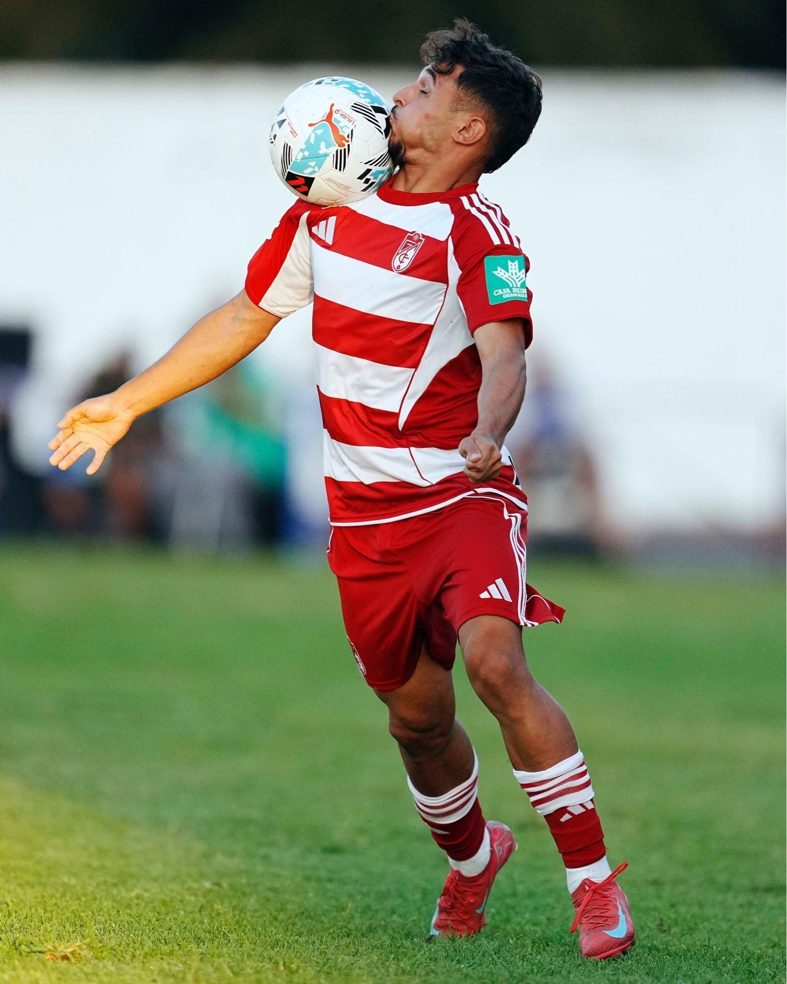 Rodelas se lleva el balón en el partido ante el Cádiz