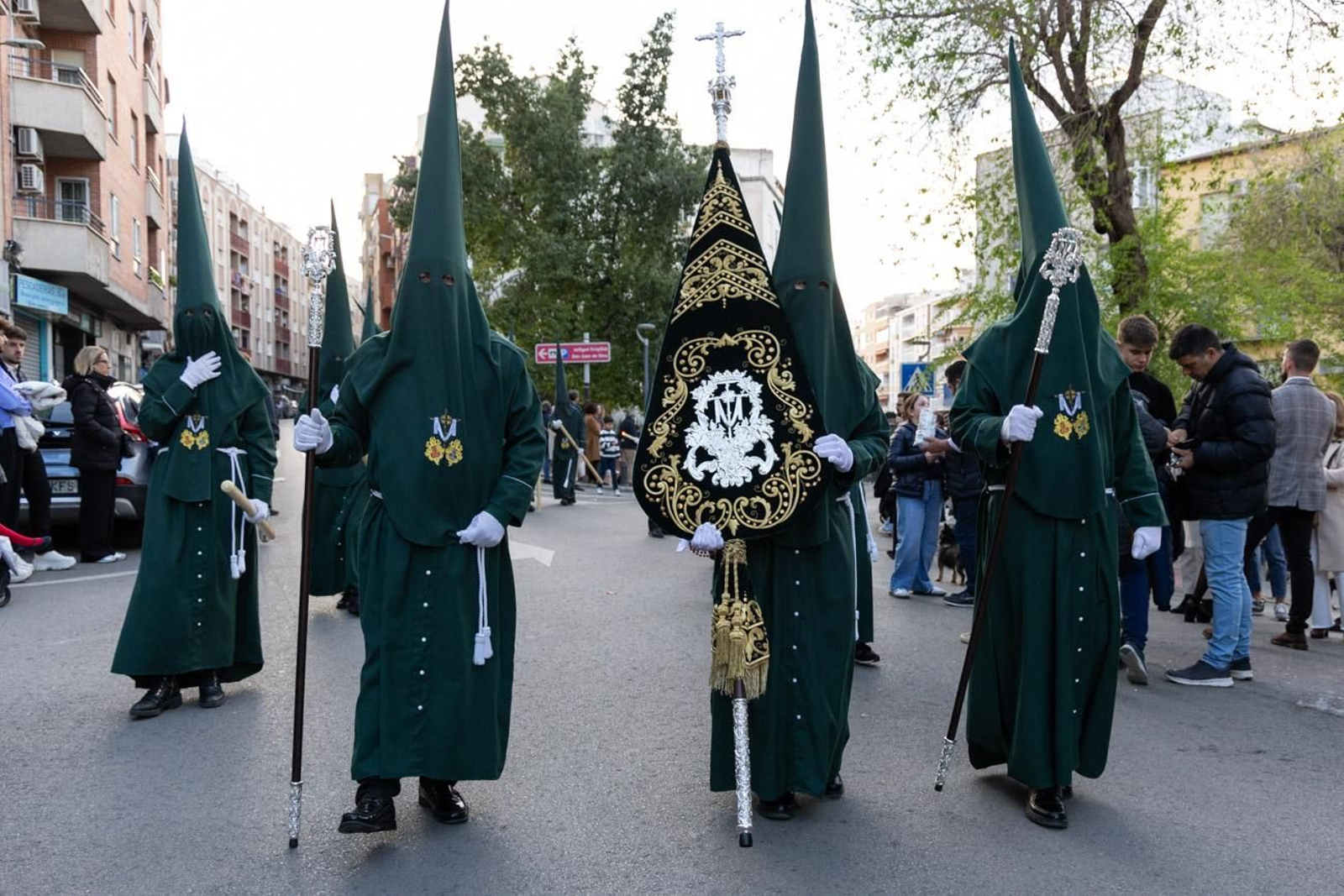 Las cofradías de la Vera Cruz, Expiración y Gran Poder lucen sus cortejos en la calle