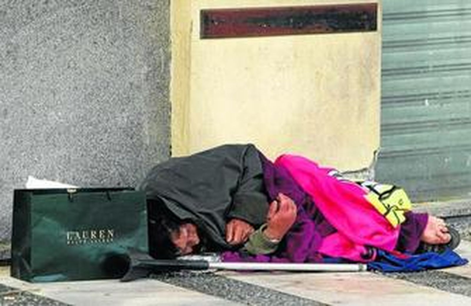 Antonio duerme bajo el techo del que fue Bar Novelty, en la plaza de San Juan de Dios.