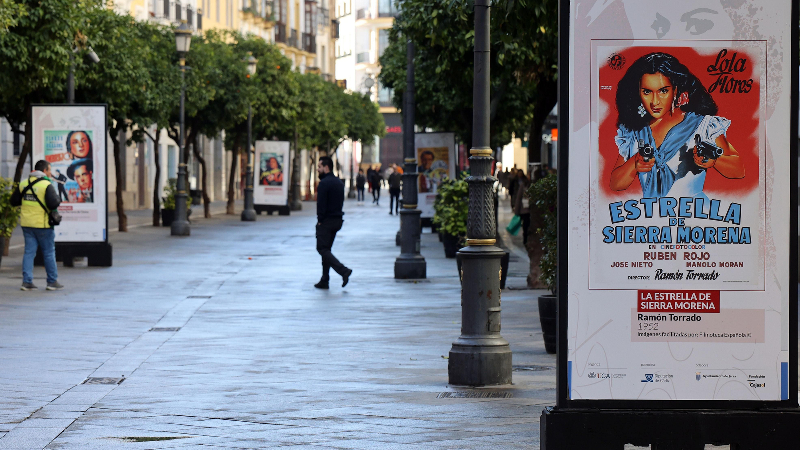 Exposición de carteles de las películas de Lola Flores por la calle Larga de Jerez