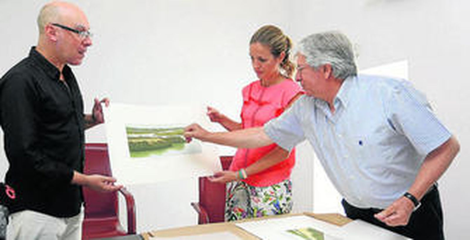 Momento del acto de entrega de las obras por parte del autor a los responsables del Museo.