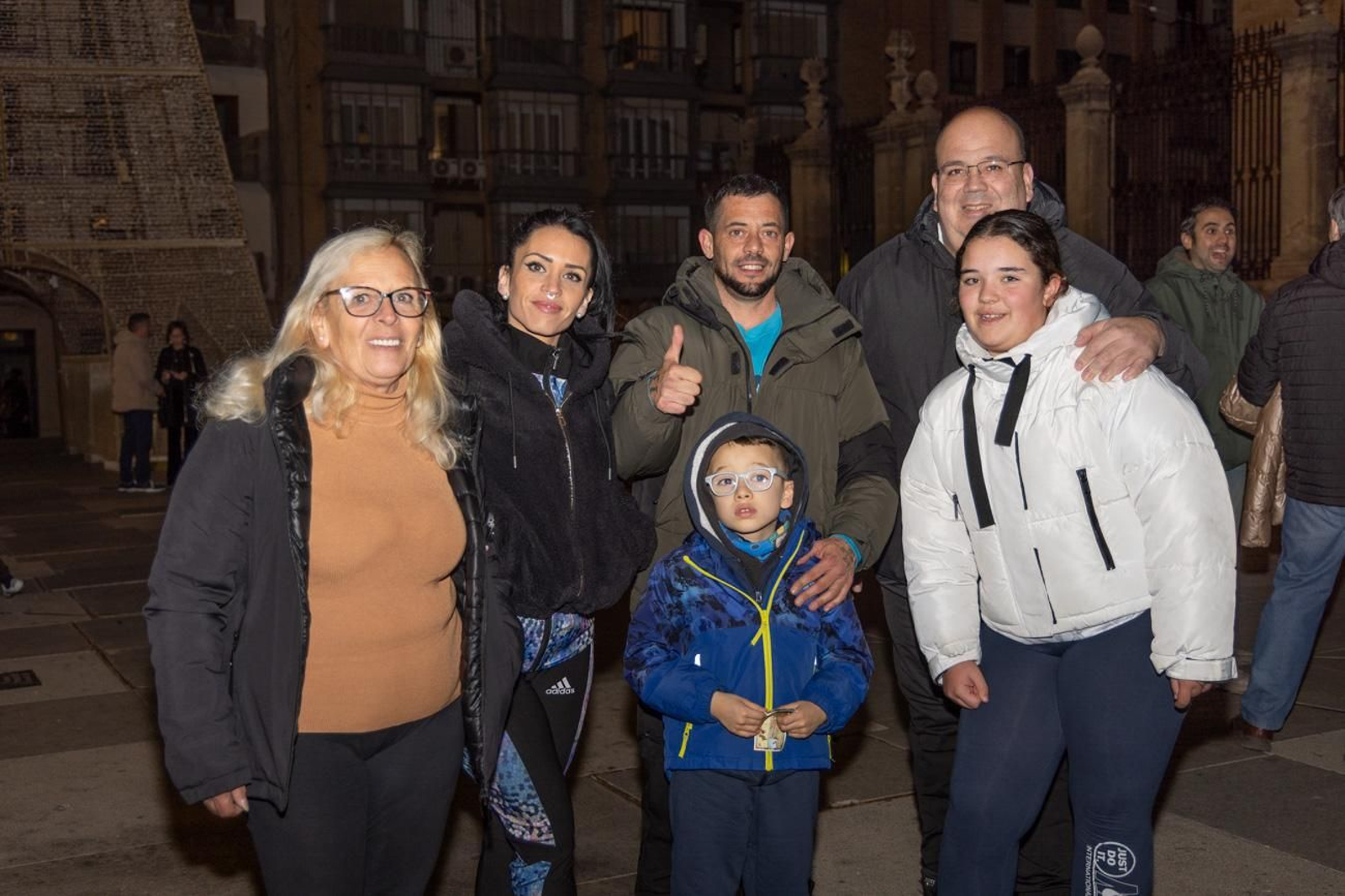 Los jiennenses disfrutan del centro de la ciudad, rodeados de un ambiente navideño