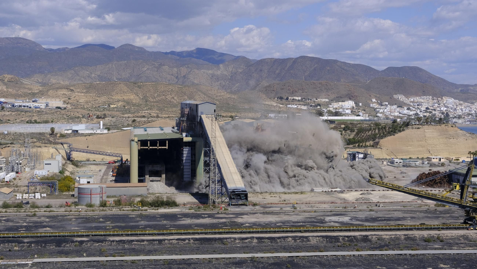 La voladura-demolición de la central térmica de Endesa en Carboneras, en imágenes