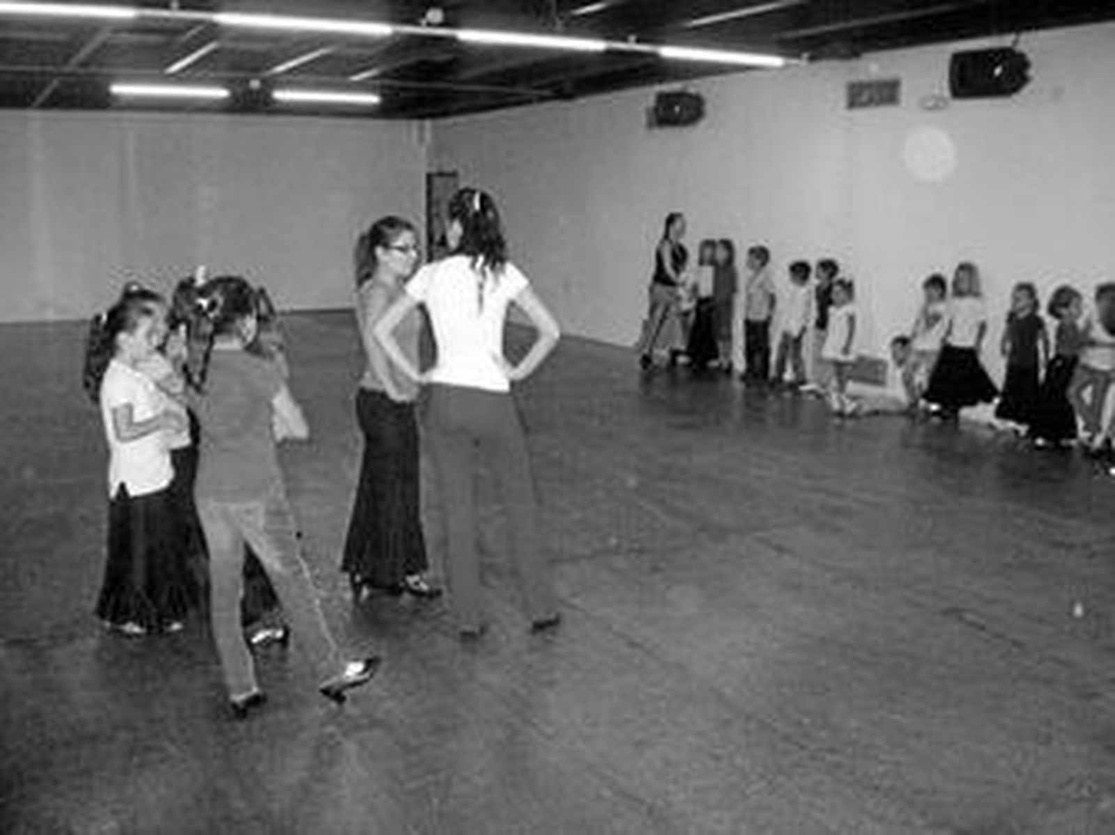 Vecinos de Lepe de todas las edades participan en los diferentes talleres propuestos por el Ayuntamiento local.