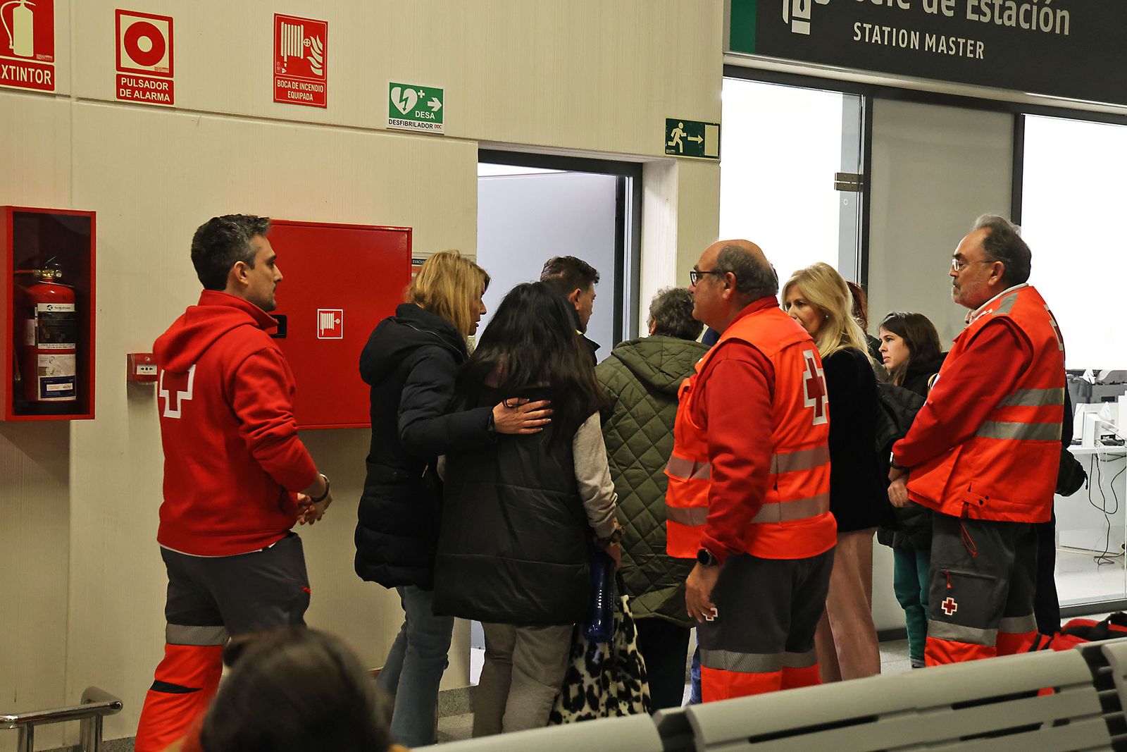 Las Fotografías del dispositivo de urgencia en la estación de Huelva para los afectados por el tren accidentado
